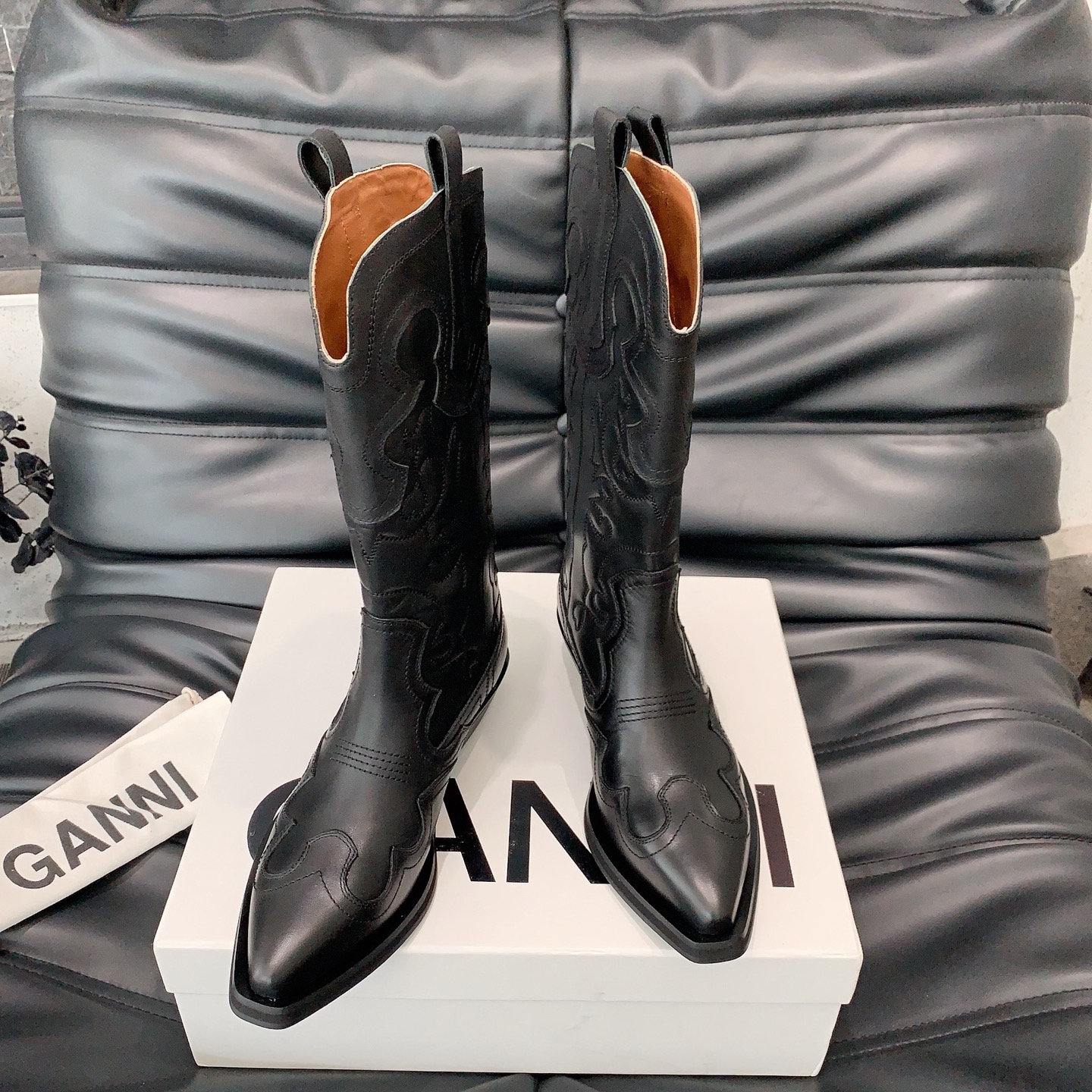 Stylish Ganni Cowboy Boots for Fall and Winter Collection: Western-inspired, High-quality, Various Sizes and Styles. - 图片 3