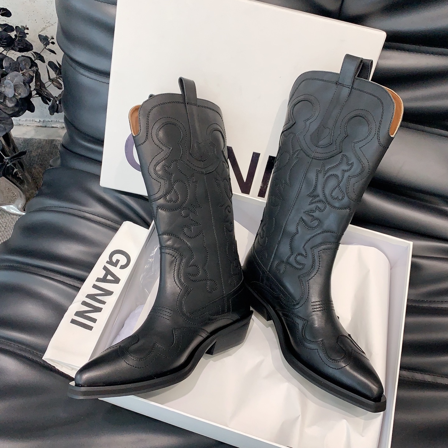 Stylish Ganni Cowboy Boots for Fall and Winter Collection: Western-inspired, High-quality, Various Sizes and Styles. - 图片 5