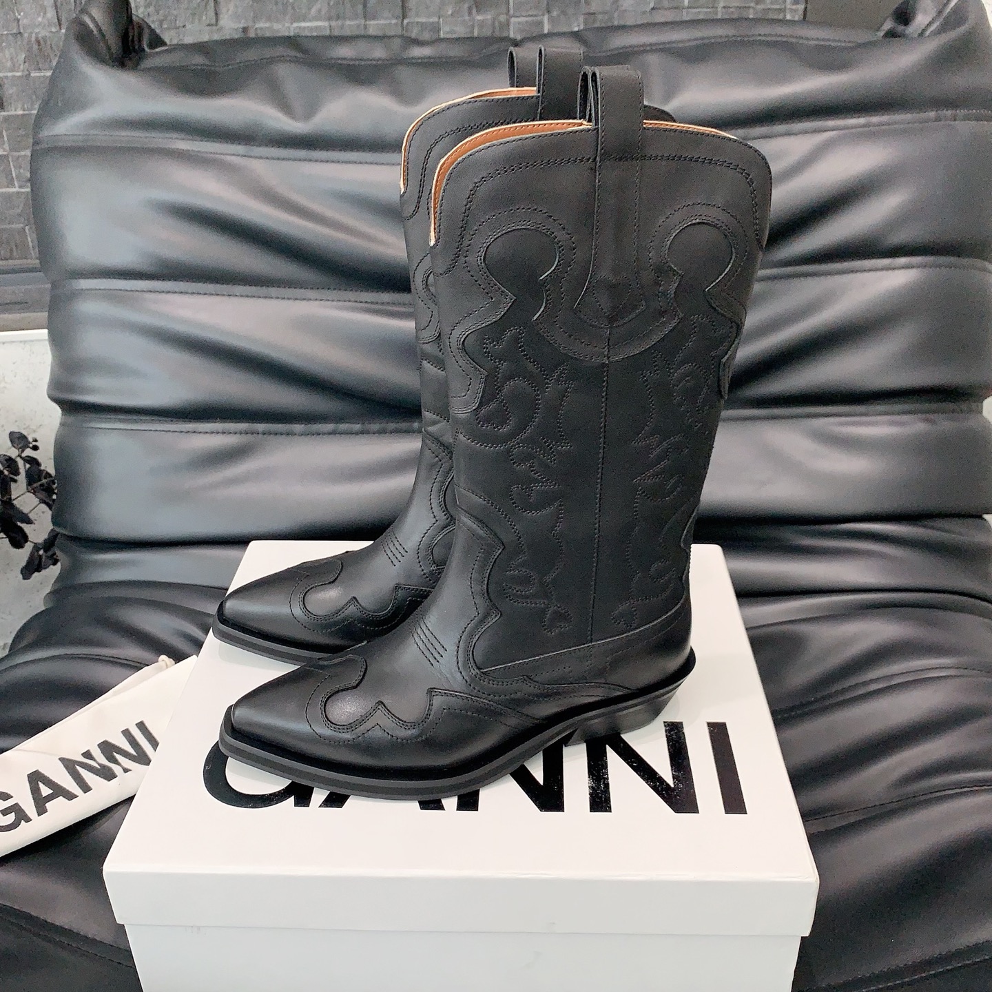 Stylish Ganni Cowboy Boots for Fall and Winter Collection: Western-inspired, High-quality, Various Sizes and Styles. - 图片 4