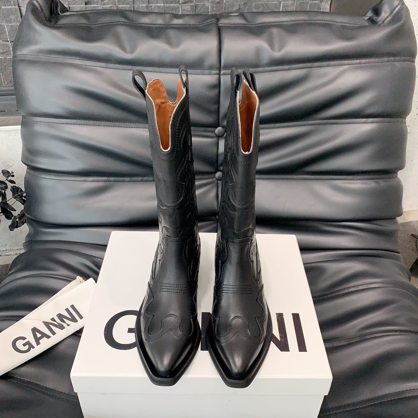 Stylish Ganni Cowboy Boots for Fall and Winter Collection: Western-inspired, High-quality, Various Sizes and Styles. - 图片 2