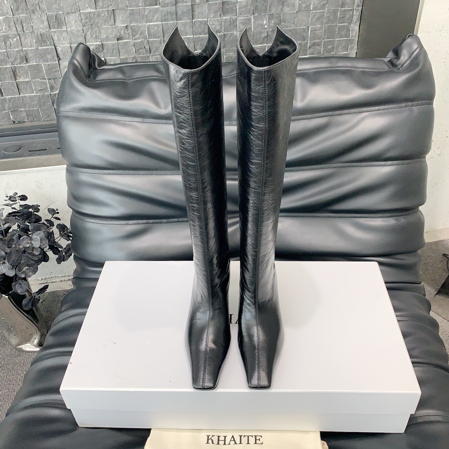 NO:443653,Khaite autumn and winter new cat heel boots are A and cool, but they are definitely not necessarily cut off men, but they must be cut off women's shoes with slender and fashionable shapes. The slightly accumulated feeling makes the goddess's versatile leg slim boots, which can easily wear fashionable long legs original 1:1 customized high-quality sheepskin/Yangjing fabric, sheepskin lining, imported Italian leather sole, size 35-39# (40# customized without return or exchange), boots, boots, boots, sheepskin, sheep19860909Khaite 秋冬新款猫跟神靴又A又飒不一定斩男,但一定斩女鞋型纤细又时髦,微微的堆积感超显腿细女神的百搭瘦腿靴,轻松穿出时尚大长腿原版1:1订制优质羊皮/羊京 面料,羊皮内里,意大利进口真皮底,码数35-39#（40#订做不退换）,靴子,boots,sheepskin,sheep,Women's Shoes