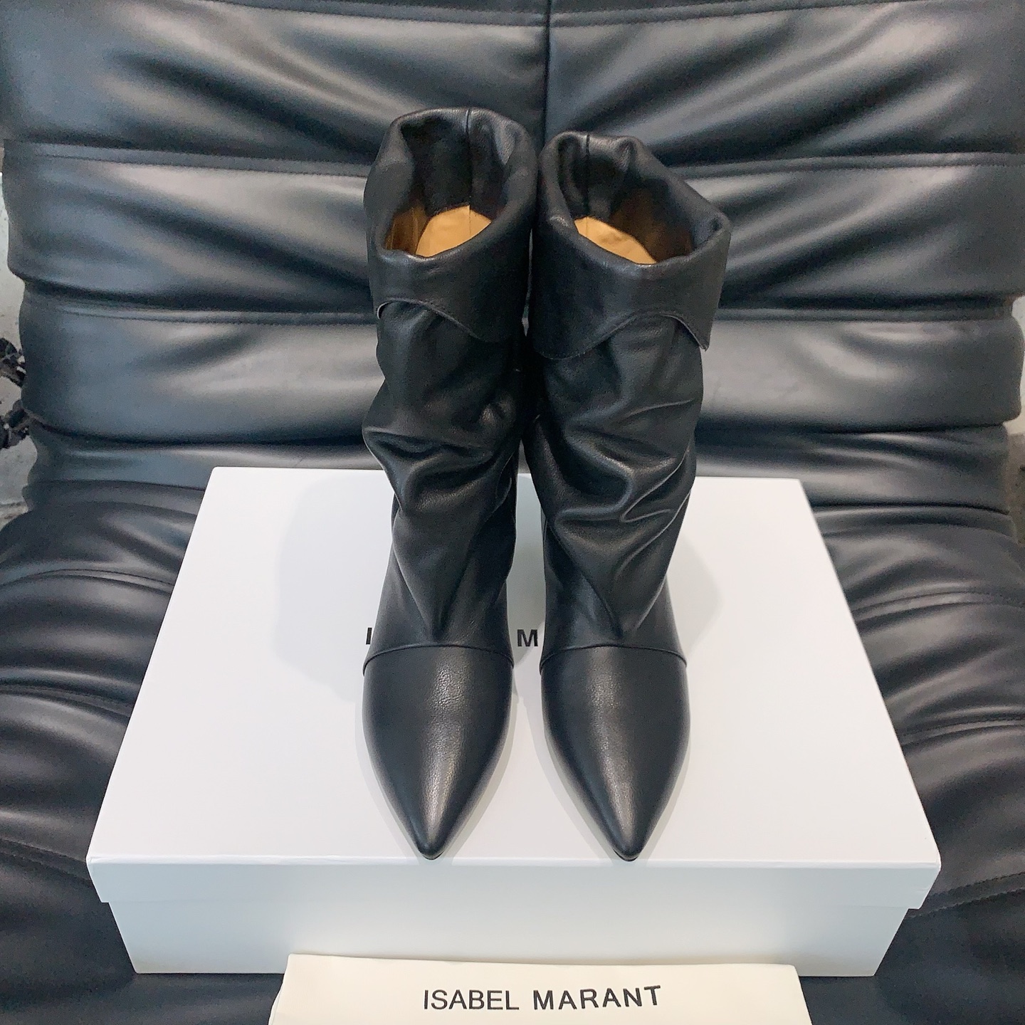 NO:443636,isabelmarant 2025 autumn and winter new catwalk boots piled up boots lazy French-European style, sassy, ​​natural, comfortable, free and easy fashionable, favorite version imported high mercerized beef reverse fleece fabric, water dyed beef, Italian imported leather broadsole, size 35-39# (40# customized, non-return and exchange), boots, boots, Leather soles19860909isabelmarant2025秋冬新款走秀款堆堆靴慵懒法欧风,飒爆了 自然舒适洒脱时髦精最爱对版进口高丝光牛反绒面料,水染牛里,意大利进口真皮大底,码数35-39#（40#订做不退换）,靴子,boots,Leather soles,Women's Shoes