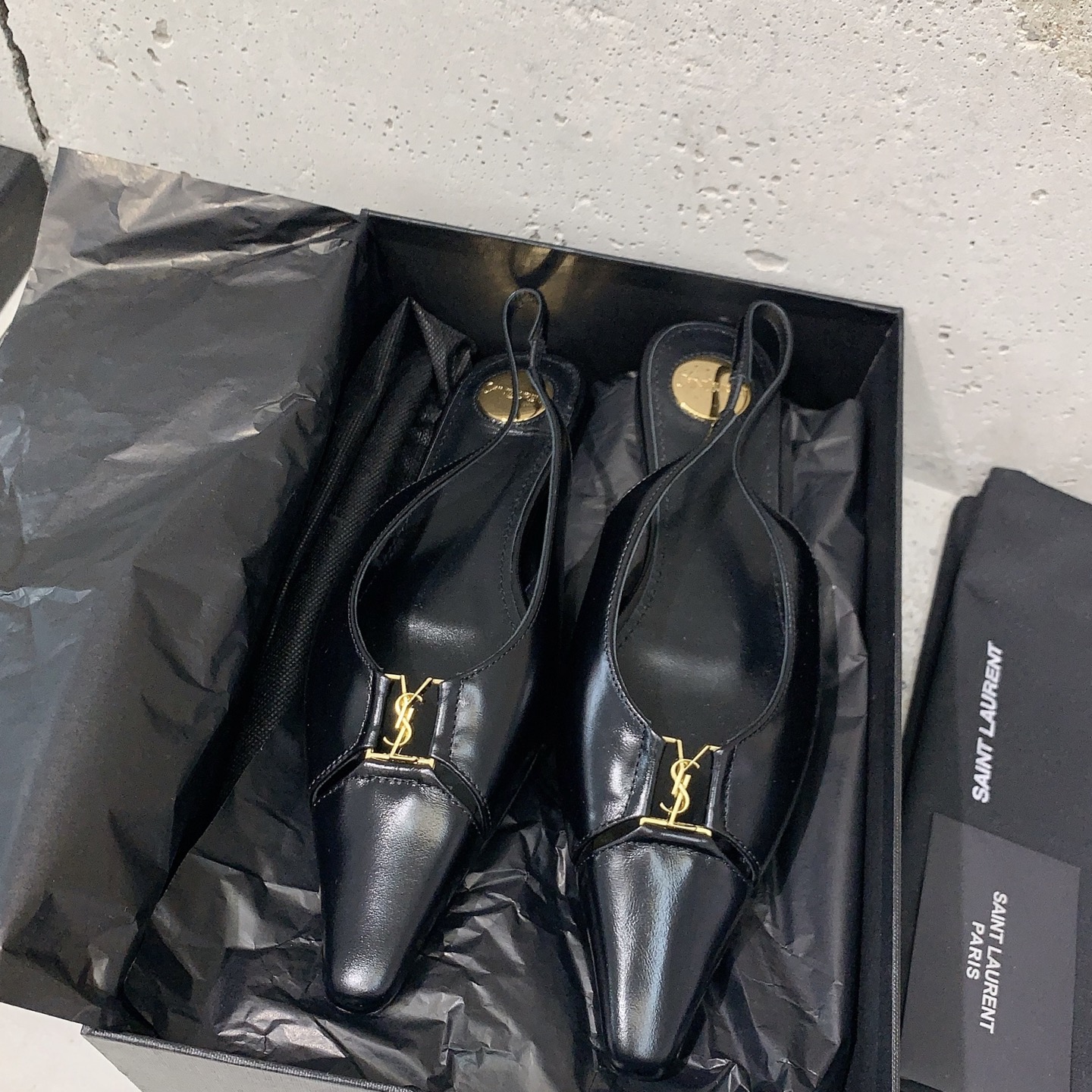 “2025 Square Shoes: Saint Lauren’s Light-Sniffed Tweed Muller Shoe Collection” - 图片 3