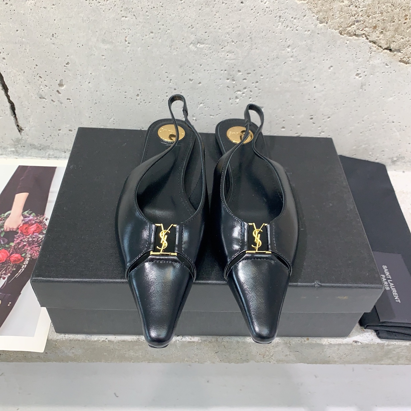 “2025 Square Shoes: Saint Lauren’s Light-Sniffed Tweed Muller Shoe Collection” - 图片 1