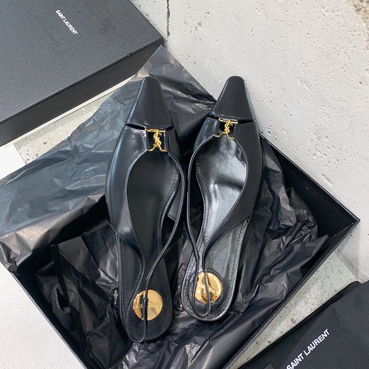 “2025 Square Shoes: Saint Lauren’s Light-Sniffed Tweed Muller Shoe Collection” - 图片 5