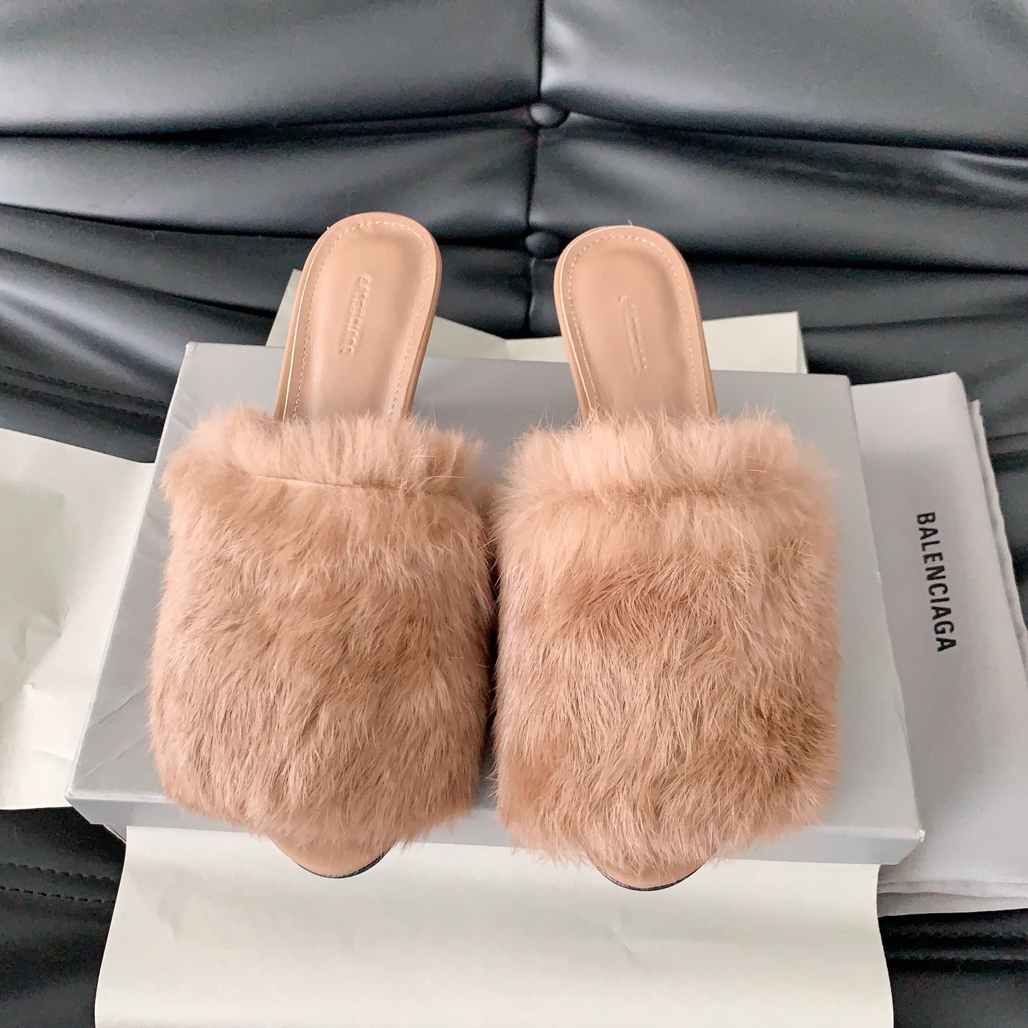 NO:461148,Balenciag* new autumn and winter fur slippers must have classic and versatile autumn and winter. Who can not love fur drag in winter? The pair of rabbit fur fabrics, private molded anti-slip rubber outsole, size 35-39# (40# customized for non-return and exchange), fur shoes, balenciaga, slippers19860909Balenciag*秋冬新款毛毛拖鞋秋冬必备经典百搭闭眼入,冬天谁能不爱毛毛拖呢,对版兔毛面料,私模防滑橡胶大底,码数35-39#（40#订做不退换）,毛毛鞋,balenciaga,slippers,Women's Shoes
