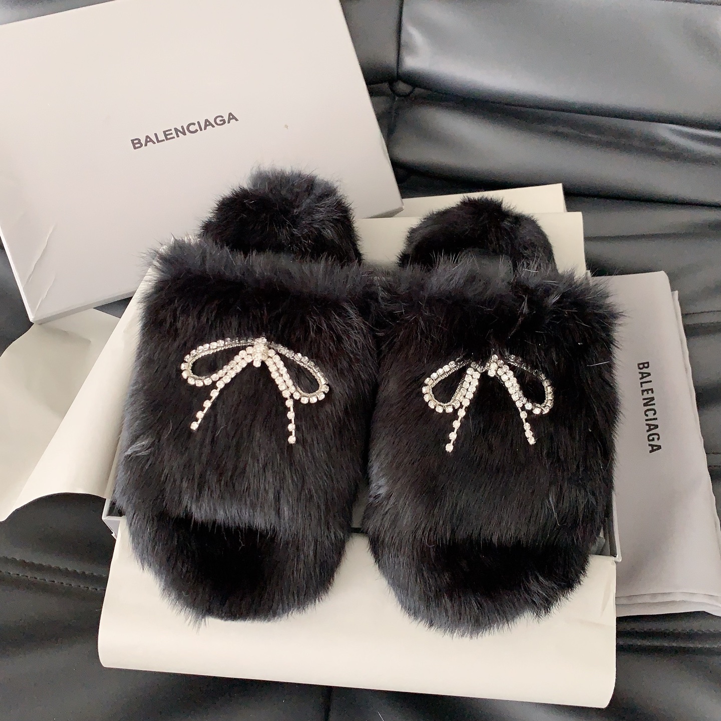 NO:461210,Balenciag* new autumn and winter fur slippers must have classic and versatile autumn and winter. Who can not love fur drag in winter? The pair of rabbit fur fabrics, private molded anti-slip rubber outsole, size 35-39# (40# customized for non-return and exchange), fur shoes, balenciaga, slippers19860909Balenciag*秋冬新款毛毛拖鞋秋冬必备经典百搭闭眼入,冬天谁能不爱毛毛拖呢,对版兔毛面料,私模防滑橡胶大底,码数35-39#（40#订做不退换）,毛毛鞋,balenciaga,slippers,Women's Shoes