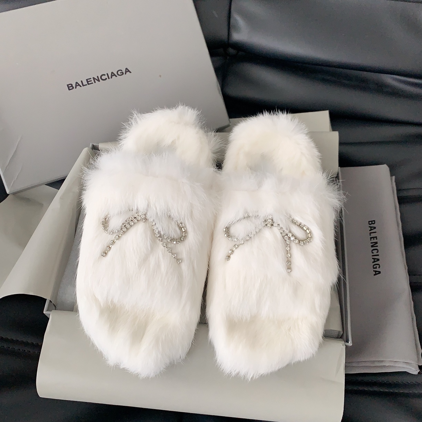 NO:461141,Balenciag* new autumn and winter fur slippers must have classic and versatile styles in autumn and winter. Who can not love fur drag in winter? The best version of rabbit fur fabric, private mold anti-slip rubber outsole, size 35-39# (40# customized non-return and exchange, fur shoes, balenciaga, slippers19860909Balenciag*秋冬新款毛毛拖鞋秋冬必备经典百搭闭眼入,冬天谁能不爱毛毛拖呢,对版兔毛面料,私模防滑橡胶大底,码数35-39#（40#订做不退换,毛毛鞋,balenciaga,slippers,Women's Shoes