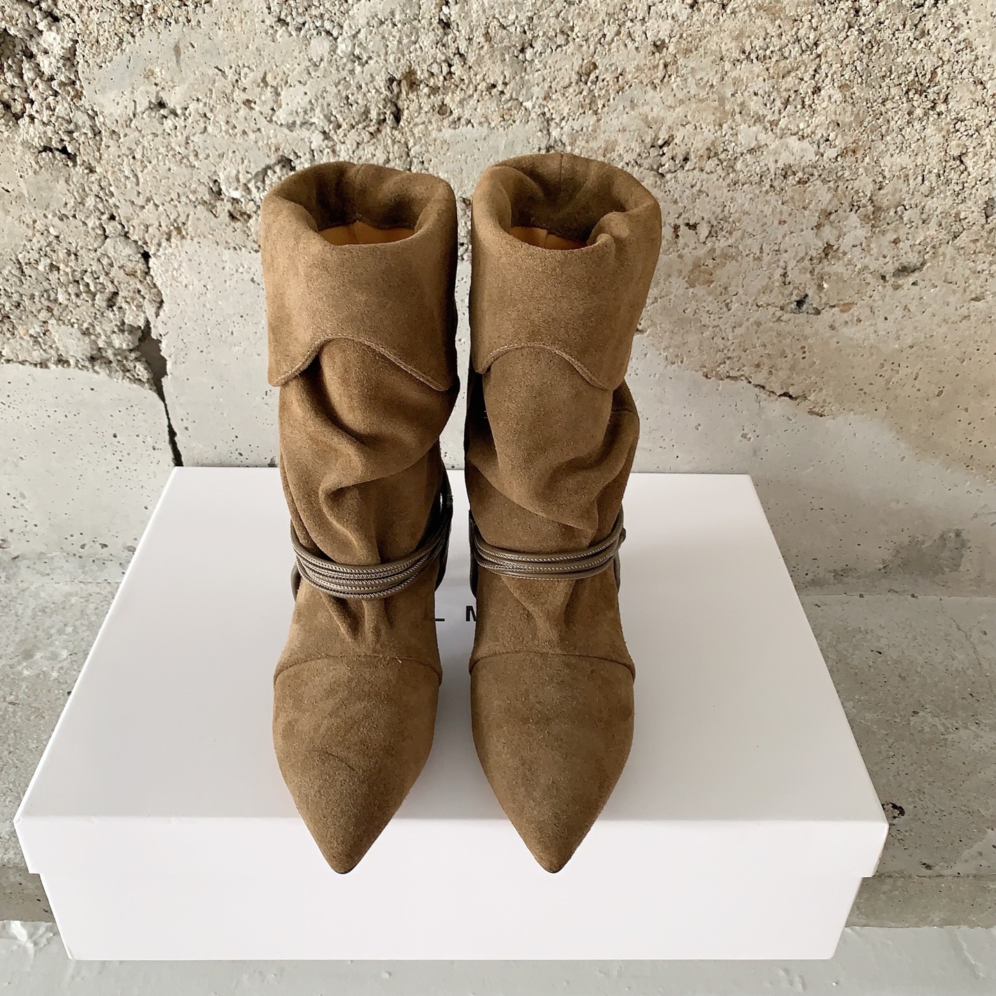 NO:462383,isabelmarant 2025 autumn and winter new catwalk boots piled up boots lazy French-European style, sassy, ​​natural, comfortable, free and easy fashionable, favorite version imported high mercerized beef reverse fleece fabric, water dyed beef, Italian imported leather soles, size 35-39# (40# customized, non-return and exchange), boots, boots, Leather soles19860909isabelmarant 2025秋冬新款走秀款堆堆靴慵懒法欧风,飒爆了 自然舒适洒脱时髦精最爱对版进口高丝光牛反绒面料,水染牛里,意大利进口真皮大底,码数35-39#（40#订做不退换）,靴子,boots,Leather soles,Women's Shoes