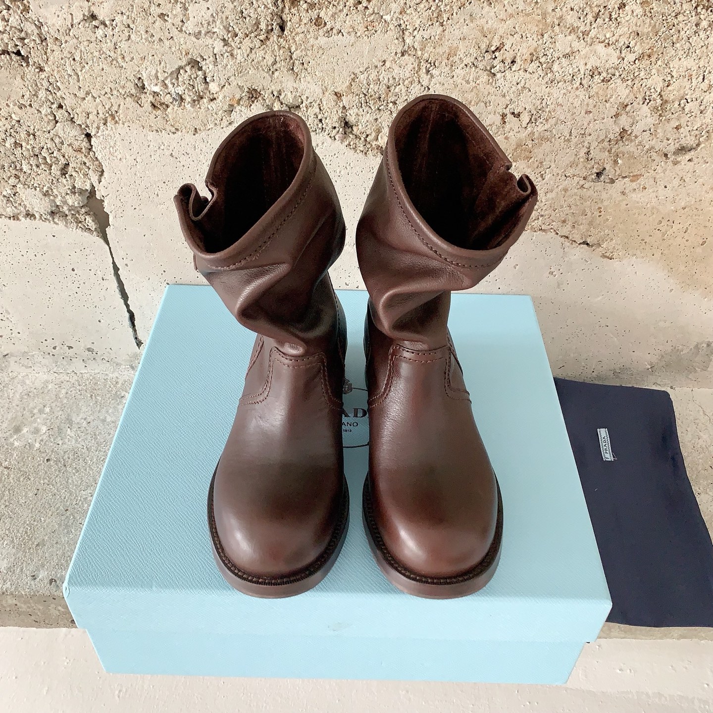 NO:462403,Prad*2025 autumn and winter new retro versatile pile boots, supernatural stacking feeling, a boot with strong practical wearability, running through spring, autumn and winter seasons, simple and atmospheric, full of slack and relaxation, resin cream calfskin fabric, water-dyed cowhide inner, imported Italian leather injection molding combination sole, 35-39# (40# customized, non-return and exchange), boots, prada, boots, cowhide19860909Prad*2025秋冬新款复古百搭堆堆靴,超自然的叠堆感,实穿性很强的一款靴子,贯穿春秋冬三季,简约大气,松弛感满满对版树脂油膏小牛皮面料,水染牛皮内里,意大利进口真皮注塑组合大底,码数35-39#（40#订做不退换）,靴子,prada,boots,cowhide,Women's Shoes