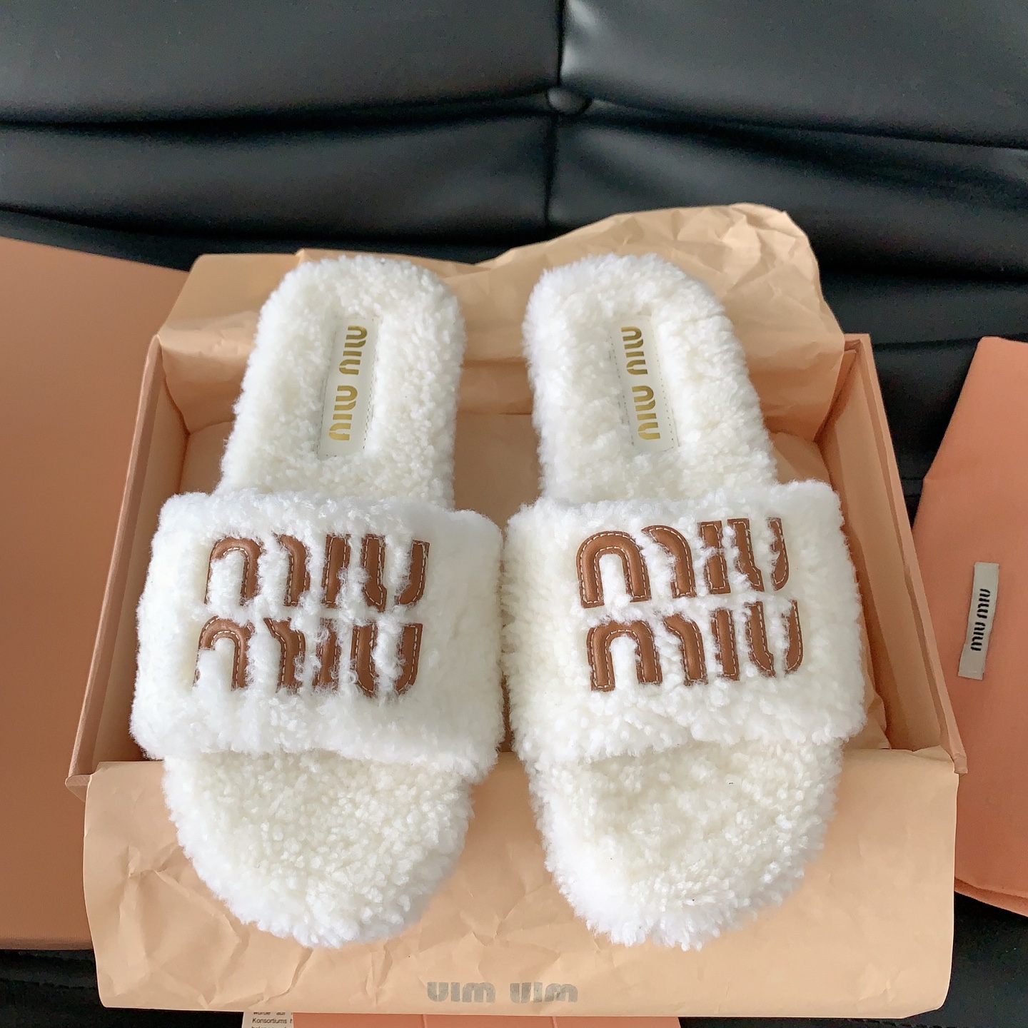 NO:462393,Miu mi*25 new wool slippers in autumn and winter, new favorites in autumn and winter, versatile and fashionable items, light luxury temperament slippers, whether at home or out, it is a good choice to exude a true celebrity style, paired lamb wool fabric, wool inner lining, private mold rubber wear-resistant sole, size 35-39# (40# customized, no return or exchange), fur shoes slippers, miumiu, slippers19860909Miu mi*25秋冬新款毛毛拖鞋,秋冬新宠,百搭时髦单品,轻奢气质的腔调拖鞋,不论居家或外出,都是不错的选择散发妥妥的名媛风情,对版羊羔毛面料,羊毛内里,私模橡胶耐磨大底 ,码数35-39#（40#订做不退换）,毛毛鞋拖鞋,miumiu,slippers,Women's Shoes