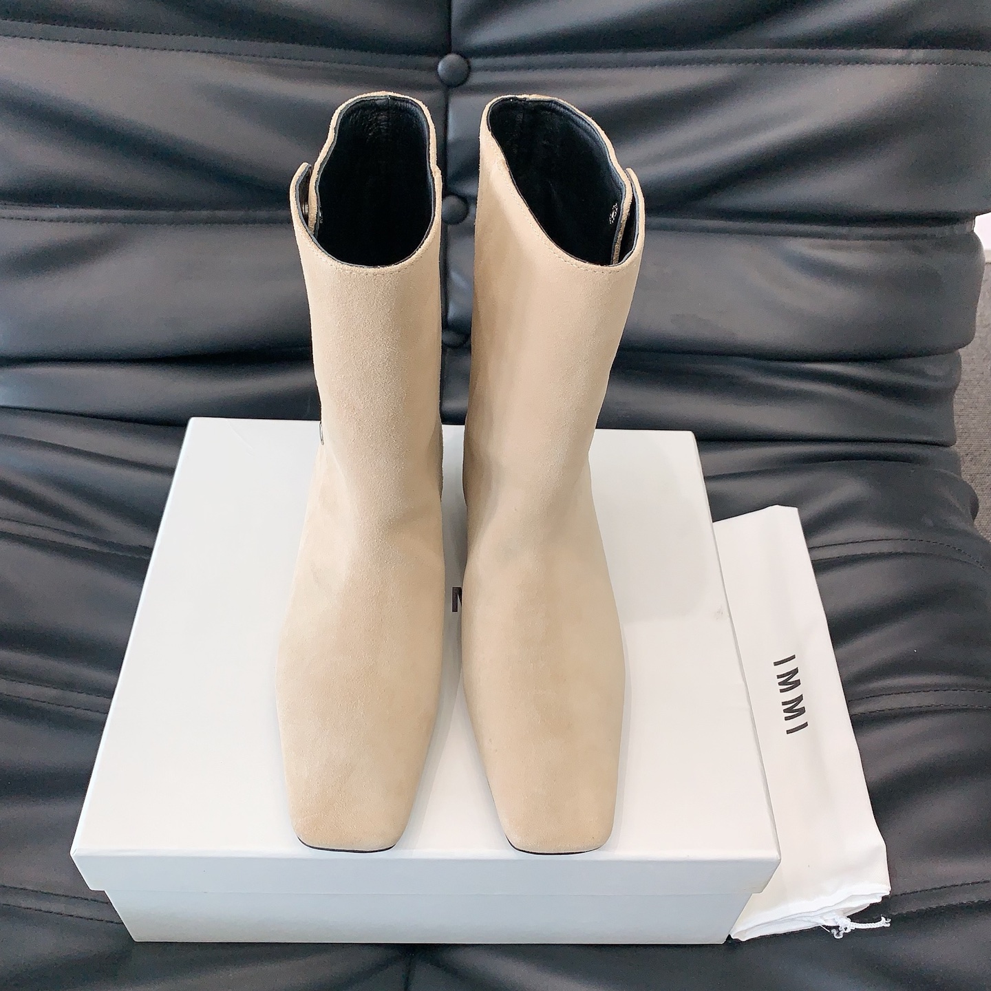 NO:467314,IMMI 2025 autumn and winter new short boots, niche trendy brand IMMI beautiful combat boots, simple and fashionable, square toe and multi-breasted design has become the highlight, full of trend, easily creating a fashionable girlish style cowhide/yangjing fabric, sheepskin inner lining, paired sole, size 35-39# (40# customized, non-return and exchange), boots, boots, cowhide, sheepskin, sheep19860909IMMI2025秋冬新款短靴,小众潮牌IMMI绝美战靴,简单时尚,方头多排扣设计成为亮点,潮流感十足,轻松塑造出时髦的少女风对版牛皮/羊京面料,羊皮内里,对版大底,尺码35-39#（40#订做不退换）,靴子,boots,cowhide,sheepskin,sheep,Women's Shoes