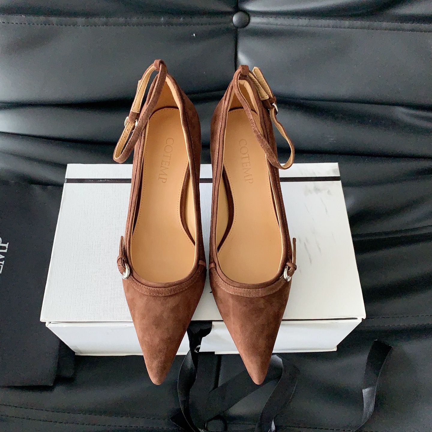 NO:484611,Cotem5 new beautiful pointed toe leather shoes who hasn't owned a pair of coetmp beautiful pointed toe shoes. It's easy to see and break, it's impossible to refuse. The essential fashion items of shoe cabinets are fashionable and essential to the version of Gao Mercury Yangjing/cowhide fabric, sheepskin lining, Italian imported leather sole, heel height 8.5cm, size 35-39# (40# customized, no return or exchange), high heels, high heels, cowhide, sheepskin, sheep, Leather soles19860909Cotem5新款绝美尖头小皮鞋谁还没拥有一双coetmp好看的尖头鞋好看到破防,让人完全拒绝不了,鞋柜必不可少的时尚单品时髦精必备对版高丝光羊京/牛皮面料,羊皮内里,意大利进口真皮大底,跟高8.5cm ,尺码35-39#（40#订做不退换）,高跟鞋单鞋,high heels,cowhide,sheepskin,sheep,Leather soles,Women's Shoes