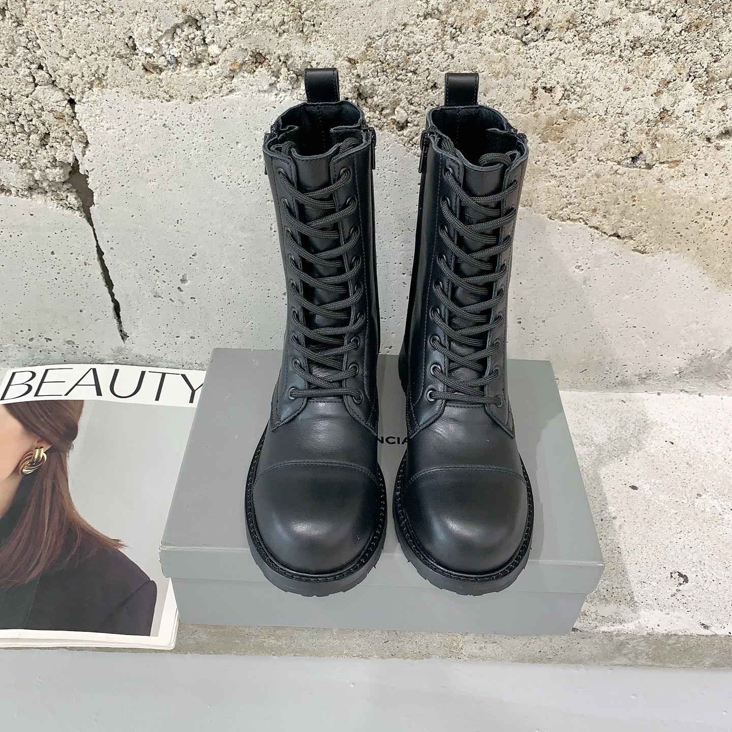 NO:484614,BALENCIAGA* new autumn and winter Martin boots, who can refuse such cool Martin boots? Want to be the coolest girl on the street?  A pair of Martin boots can help you get it done, classic and fashionable. The key is that citywalk will not be tired all day long. The pair of high mercerized beef reverse velvet/cowhide fabric, sheepskin inner lining, private mold rubber non-slip sole, size 35-39# (40# can be customized without return) Single shoes, short boots, boot loafers, balenciaga, loafers, boots, cowhide, sheepskin19860909BALENCIAGA*秋冬新款马丁靴,谁能拒绝得了这么酷的马丁靴想要成为街头最酷的那个girl吗？一双马丁靴就能帮你搞定,经典又不失时尚感,关键是citywalk一天也不累脚对版高丝光牛反绒/牛皮面料,羊皮内里,私模橡胶防滑大底,码数35-39#（40#可订做不退换） 单鞋 短靴,靴子乐福鞋,balenciaga,loafers,boots,cowhide,sheepskin,Women's Shoes