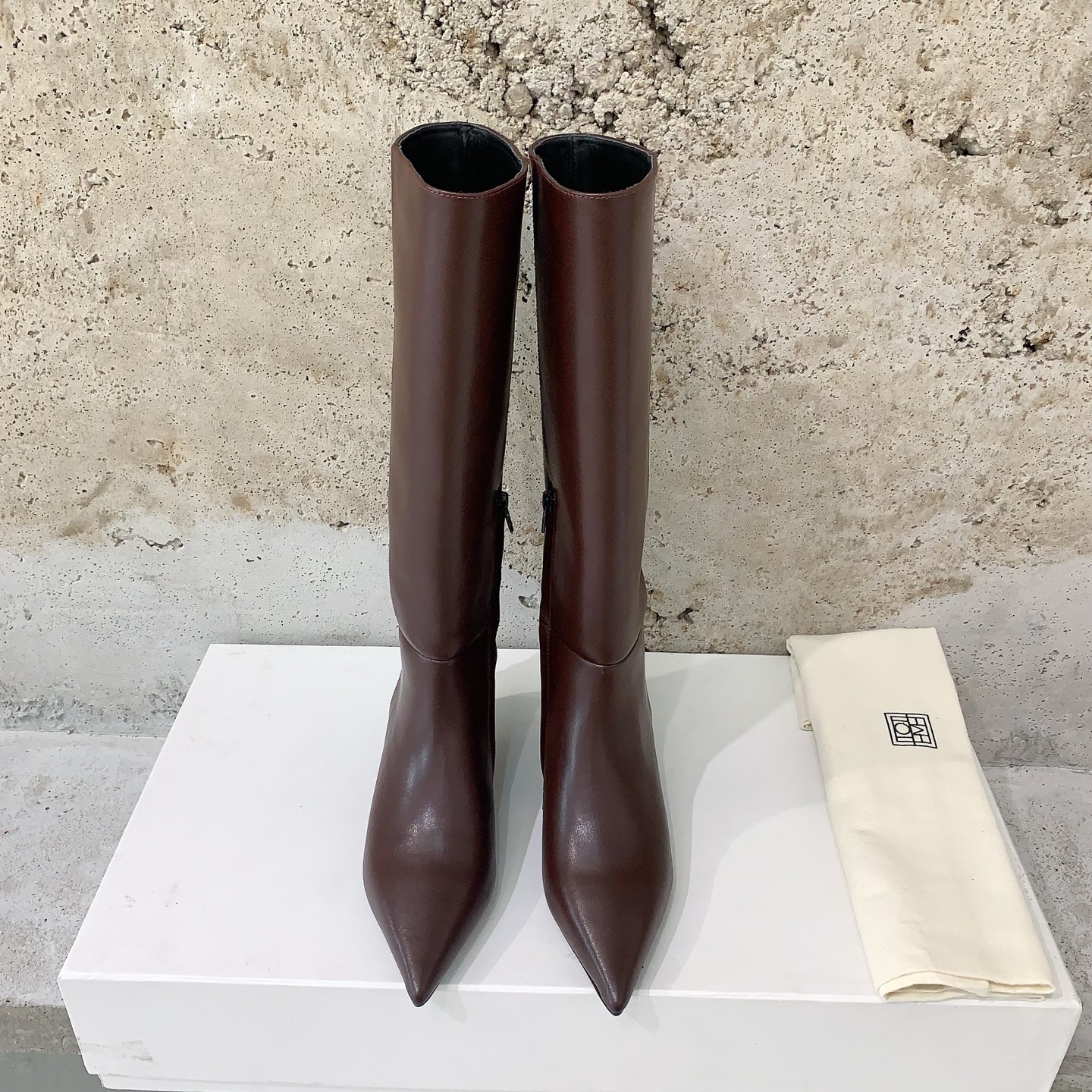 NO:490261,Toteme 2025 autumn and winter new cat heel boots, Toteme has never lost in creating a sense of high quality. A pair of simple, capable, low-key and fashionable boots, without bright colors and complicated designs. With just a 2cm small heel and neat and fashionable square head design, you can fully open the aura and have a full sense of high quality. The cowhide fabric, sheepskin lining, Italian imported leather soles, 35-39# (40# customized, no return or exchange), boots, boots, cowhide, sheepskin, Leather soles19860909Toteme 2025秋冬新款猫跟靴,Toteme在打造高级感这点从来就没输过,一双简约干练、低调时髦的靴子,没有鲜艳的色彩和繁杂的设计,仅凭2cm的小跟和利落时髦的方头设计,就能气场全开,高级感十足,对版牛皮面料,羊皮内里,意大利进口真皮大底,码数35-39#（40#订做不退换）,靴子,boots,cowhide,sheepskin,Leather soles,Women's Shoes