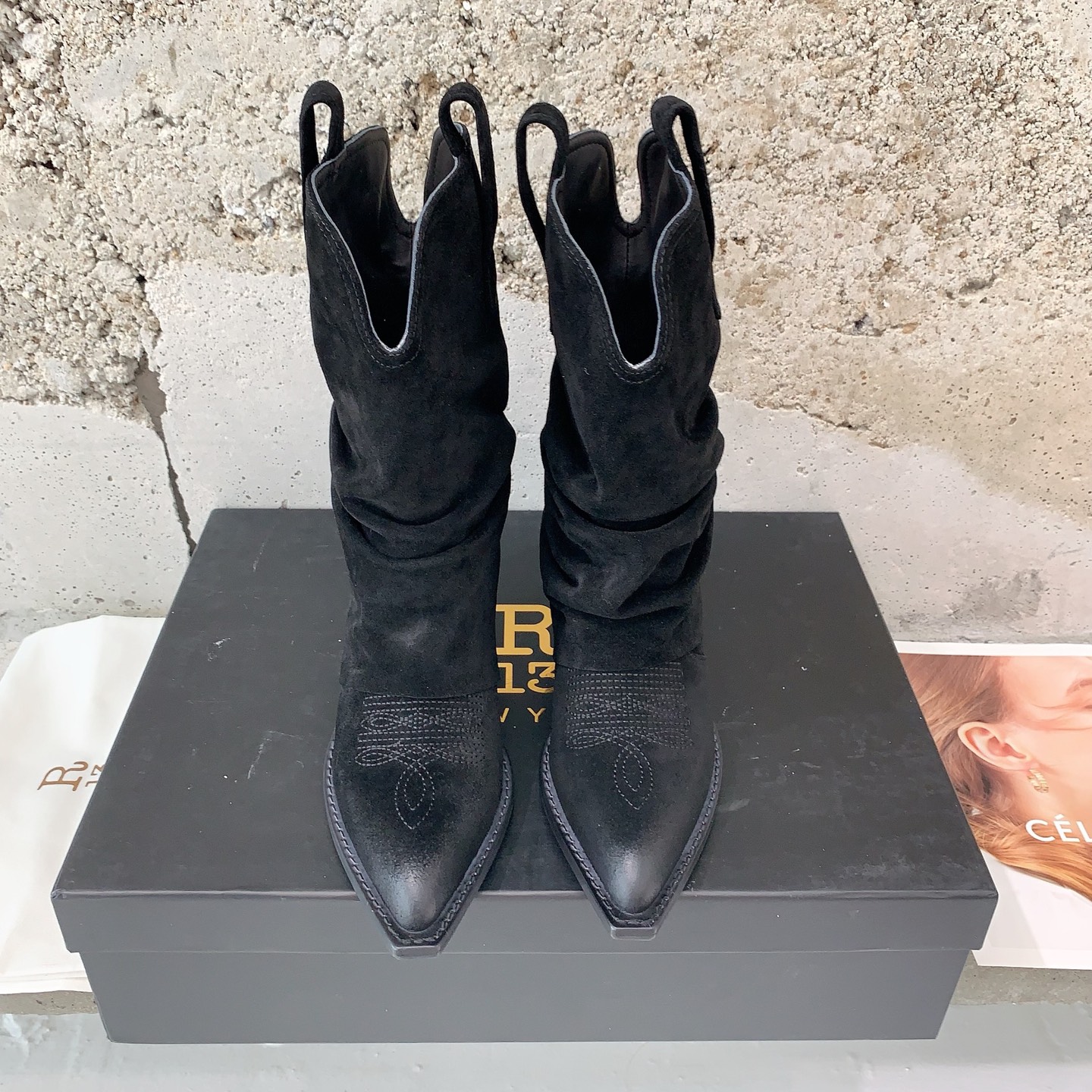 NO:493367,R132025 autumn and winter new style pile boots are coming A brand with punk rock as its core and aesthetics pile boots are beautiful in a new height, showing thin legs without losing laziness, coolness and stylish cowhide/Gao Mercury Yangjing fabric, cowhide inner lining, Italian imported leather large soles, size 35-39# (40# customized without return or exchange), boots, boots, cowhide, sheep, Leather soles19860909R132025秋冬新款堆堆靴美靴来临一个以朋克摇滚为内核和审美的品牌堆堆靴美出新高度显腿细又不失慵懒酷感酷飒有型对版牛皮/高丝光羊京面料,牛皮内里,意大利进口真皮大底,码数35-39#（40#订做不退换）,靴子,boots,cowhide,sheep,Leather soles,Women's Shoes