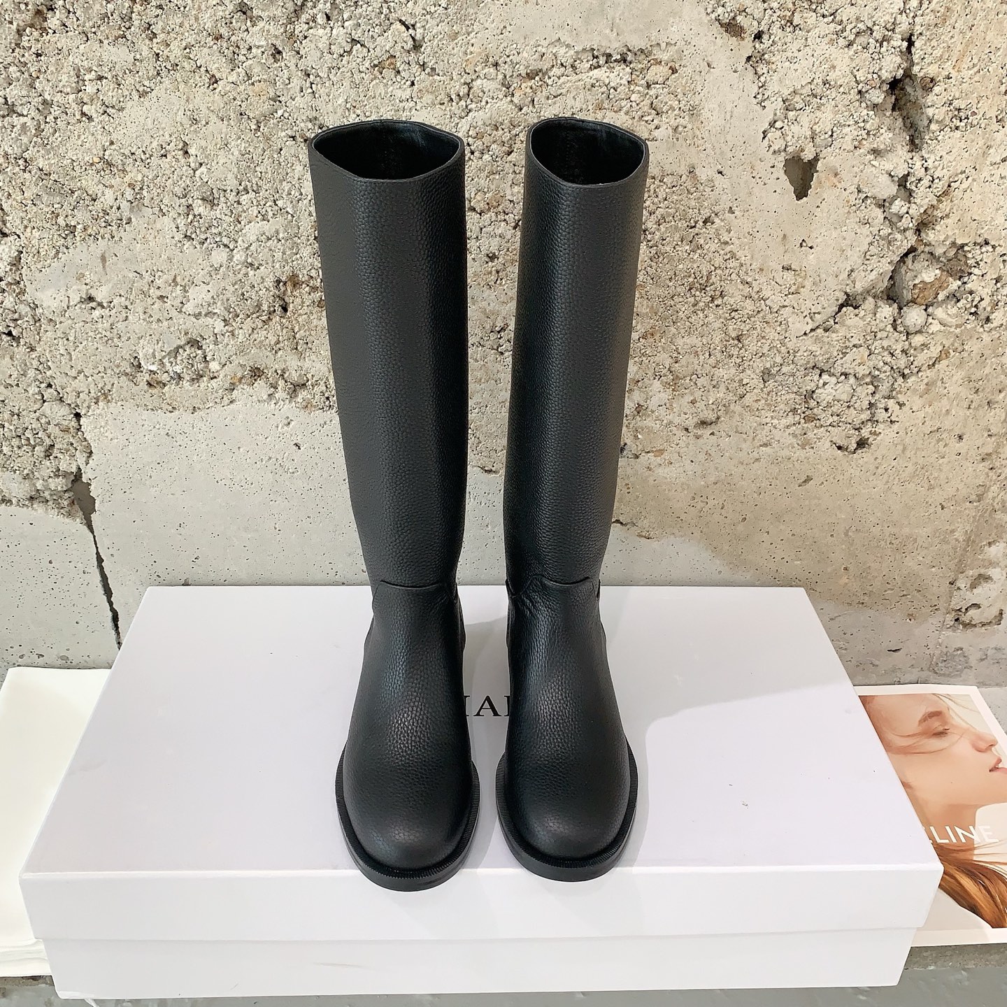 NO:493355,Khaite 2025 autumn and winter new knight boots, goddess must-have long boots for winter, high-quality materials, creating a unique fashion. Goddess' versatile leg slimming boots, easy to wear fashionable long legs, cowhide pair cowhide fabric, sheepskin lining, imported Italian leather sole, size 35-39# (40# can be customized without return), boots, boots, cowhide, sheepskin19860909Khaite2025秋冬新款骑士靴,女神冬日必备的长筒靴,优质选材,造就了个性的时尚,女神的百搭瘦腿靴,轻松穿出时尚大长腿对版牛皮面料,羊皮内里,意大利进口真皮底,码数35-39#（40#可订做不退换）,靴子,boots,cowhide,sheepskin,Women's Shoes