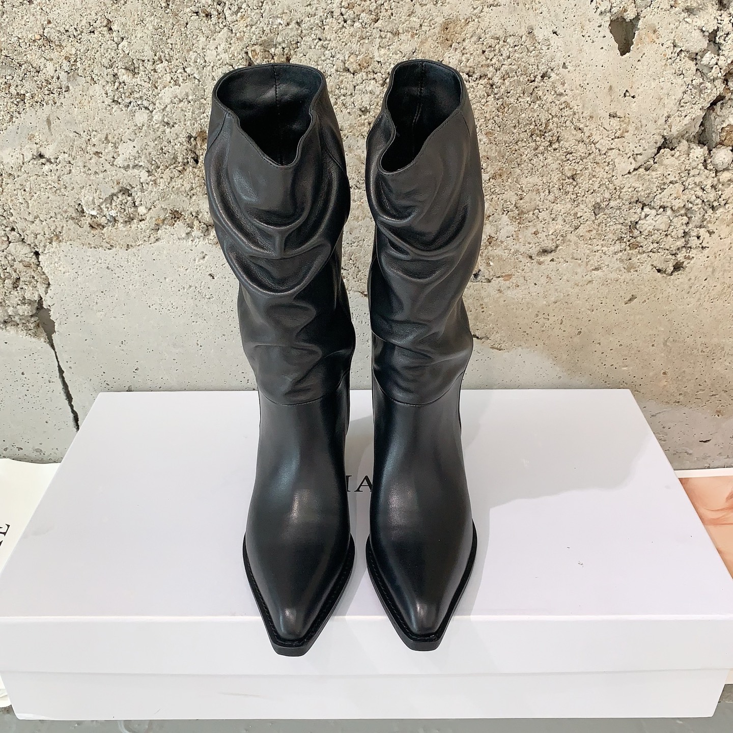 NO:493360,Khaite 2025 autumn and winter new magic boots are A and cool, but they are definitely killing men, but they must kill women. The shoe shape is slender and fashionable, and the slight accumulation makes the legs look thin. The goddess's versatile leg slim boots can easily wear fashionable long legs and paired cowhide fabrics, sheepskin inner lining, imported Italian leather sole, size 35-39# (40# can be customized without return or exchange), boots, boots, cowhide, sheepskin19860909Khaite 2025秋冬新款神靴又A又飒不一定斩男,但一定斩女,鞋型纤细又时髦,微微的堆积感超显腿细,女神的百搭瘦腿靴,轻松穿出时尚大长腿对版牛皮面料,羊皮内里,意大利进口真皮底,码数35-39#（40#可订做不退换）,靴子,boots,cowhide,sheepskin,Women's Shoes