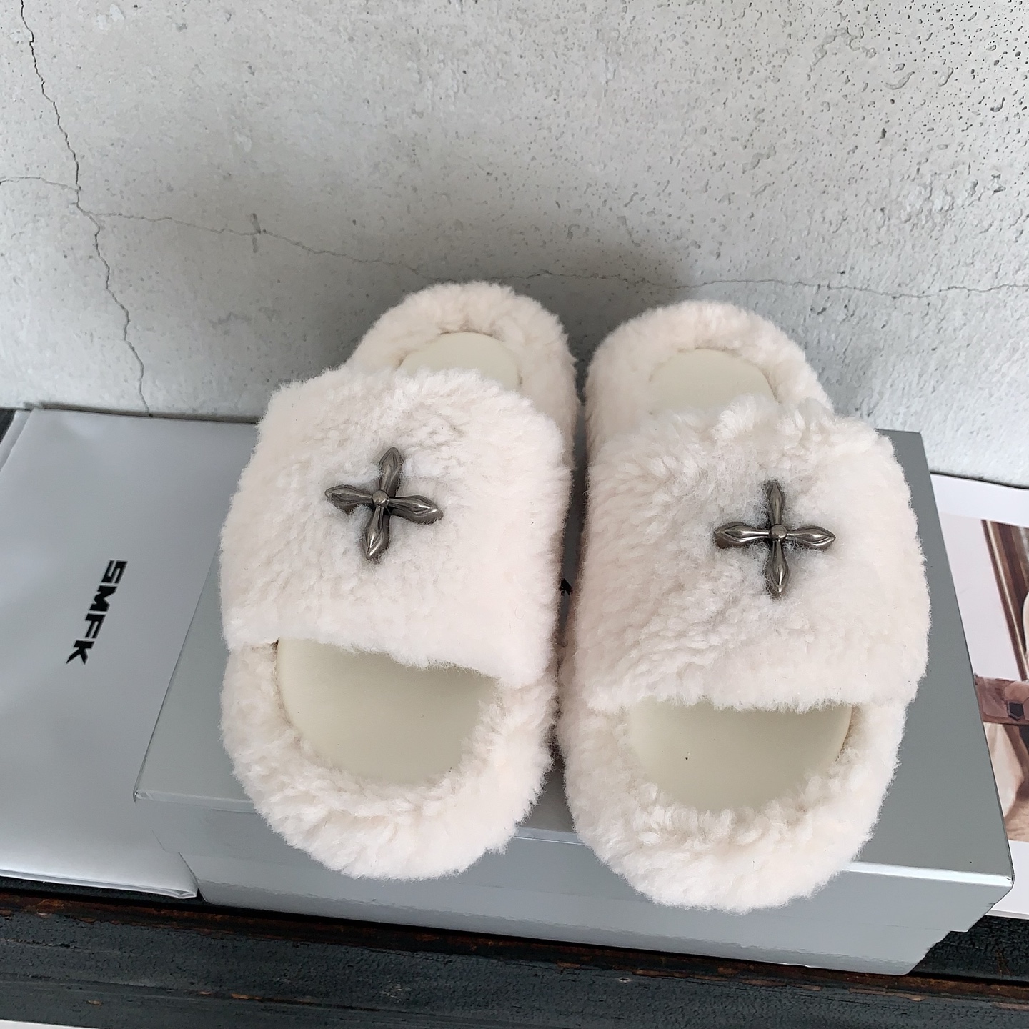 NO:543800,SMFK 2025 autumn and winter new thick-soled fur slippers, new SM cross flower series, height increase by 5cm, walking long legs paired lamb fur fabric, sheepskin inner lining, private molded rubber non-slip sole, size 35-39# (40# can be customized without return or exchange), fur shoes slippers, slippers, sheepskin19860909SMFK 2025秋冬新款厚底毛毛拖鞋,全新SM十字花系列,增高5cm,行走的大长腿对版羊羔毛面料,羊皮内里,私模橡胶防滑大底,码数35-39#（40#可订做不退换）,毛毛鞋拖鞋,slippers,sheepskin,Women's Shoes