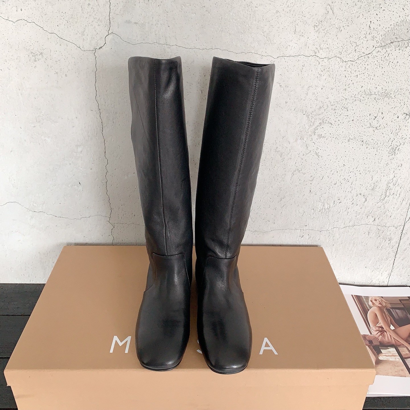 NO:543780,Miista 2025 autumn and winter new knight boots Ouyang Nana, a pair of boots can make you fashionable 20,000 steps a day, extraordinary knight boots, fashionable and comfortable pair of cowhide fabrics, sheepskin lining, imported Italian injection molded leather sole, size 35-39# (40# customized, non-return and exchange), boots, boots, cowhide, sheepskin, Leather soles19860909Miista2025秋冬新款骑士靴 欧阳娜娜同款,一双对的靴子可以让你时髦日行2万步,非一般的骑士靴,时髦舒适对版牛皮面料,羊皮内里,意大利进口注塑真皮大底,码数35-39#（40#订做不退换）,靴子,boots,cowhide,sheepskin,Leather soles,Women's Shoes