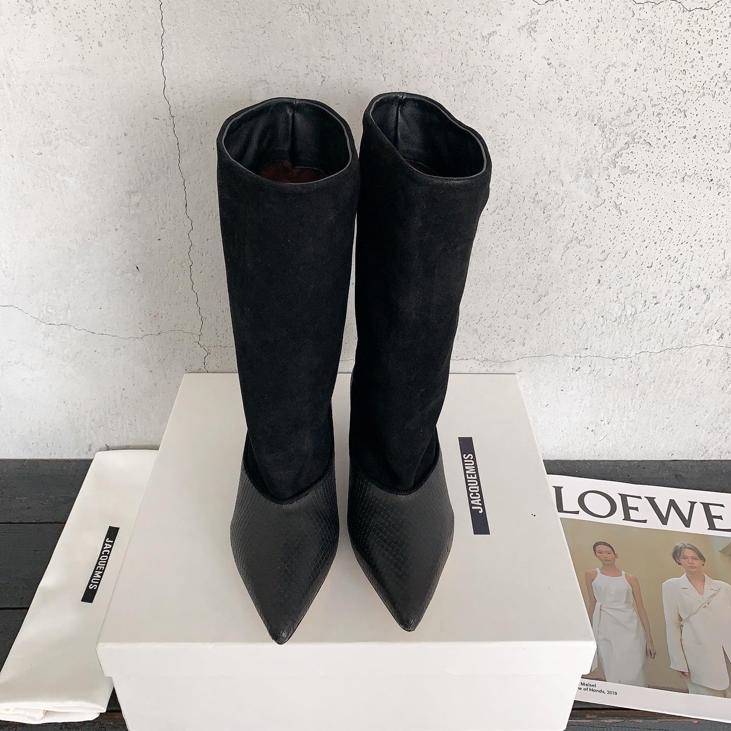 NO:543777,Jacquemus 2025 new cat heel boots, you can accidentally wear high-end pointed boots, a delicate balance between fashion and laziness and casualness, fashionable and beautiful overall daily outfit is very fashionable, right, the right version of Gao Mercury Yangjing + embossed cowhide fabric, sheepskin inner lining, Italian imported leather large sole, size 35-39# (40# customized, no return or exchange), boots, boots, cowhide, sheepskin, sheep, Leather soles19860909Jacquemus 2025新款猫跟靴,一不小心就穿出高级感的尖头靴,时尚和慵懒随性之间的微妙平衡,时尚好看整体日常穿搭非常洋气就对了对版高丝光羊京+压纹牛皮面料,羊皮内里,意大利进口真皮大底,码数35-39#（40#订做不退不换),靴子,boots,cowhide,sheepskin,sheep,Leather soles,Women's Shoes