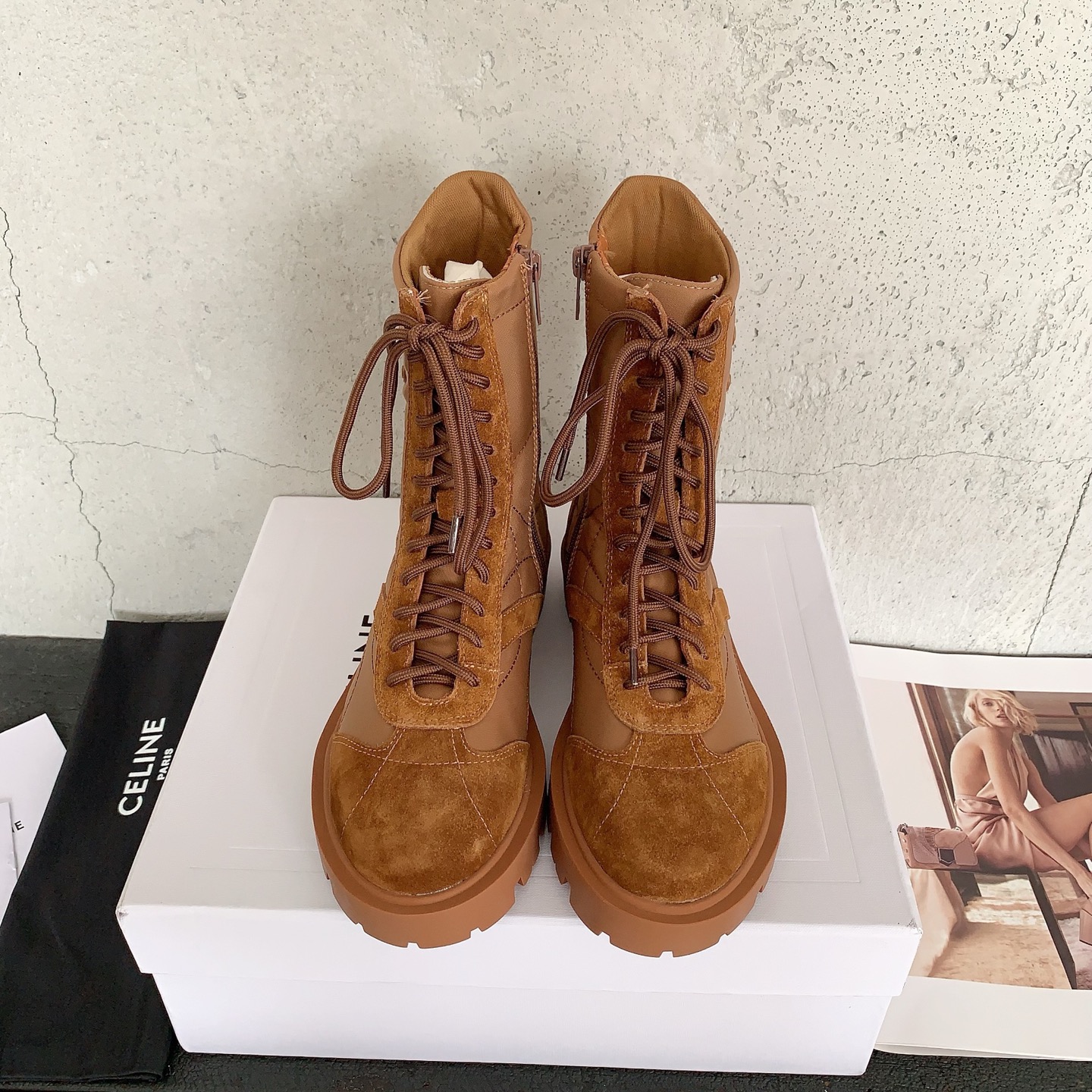 NO:543783,Celin* 25 autumn and winter new Arc de Triomphe Martin boots are simple, atmospheric, fashionable and timeless. It is the classic of the fashion circle that never fades away. The retro British style allows you to wear a different temperament. The ox-reverse velvet technology fabric, sheepskin lining, private mold rubber non-slip sole, size 35-39# (40# customized, non-return and exchange), boots, celine, boots, sheepskin19860909Celin* 25秋冬新款凯旋门马丁靴简约大气时髦耐看不过时是时尚圈永不退潮的经典所在,复古的英伦风格,让你穿出不一样的气质对版牛反绒科技布面料,羊皮内里,私模橡胶防滑大底,码数35-39#（40#订做不退换）,靴子,celine,boots,sheepskin,Women's Shoes