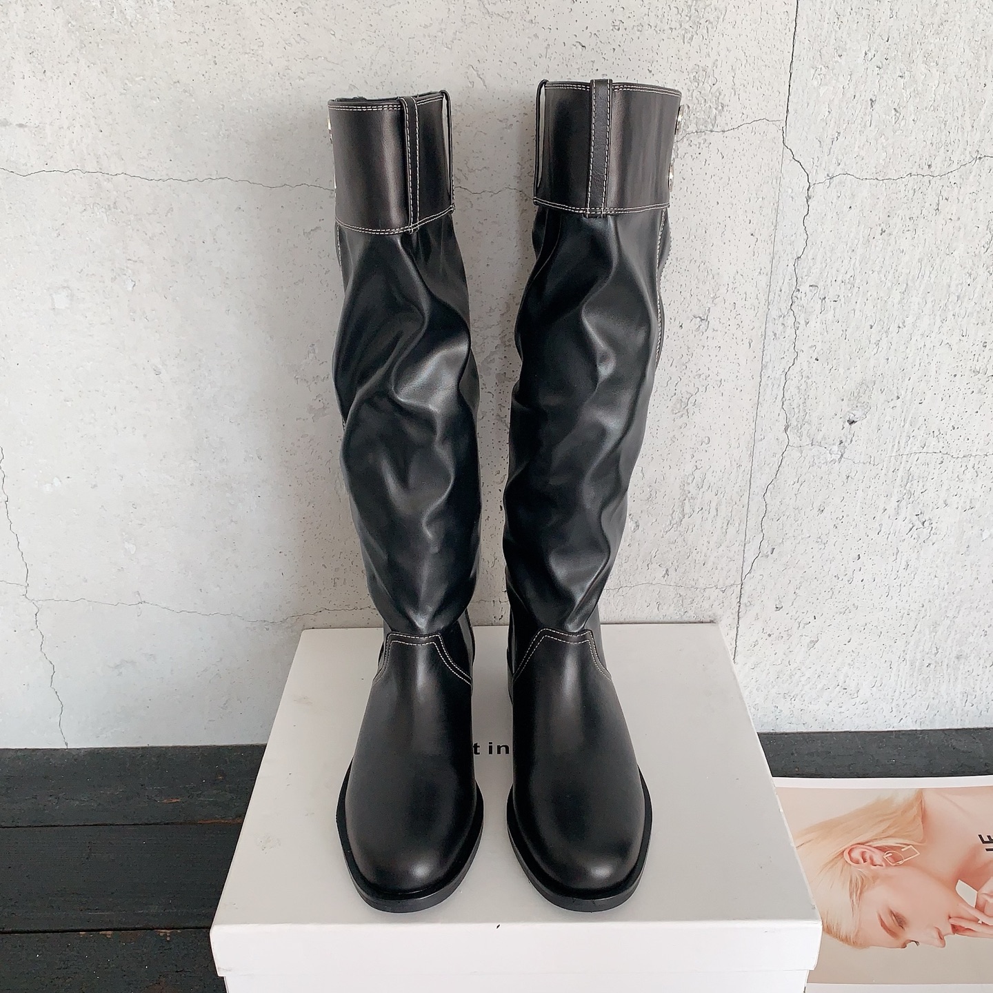 NO:560830,LORT IN ECHO autumn and winter new style pile boots, with stacked button zipper design at the boot opening, full of details, versatile and casual, easy to control for daily travel, it is a fashionable tool for autumn and winter wear. Version oil wax cowhide fabric, velvet lining, matching private mold outsole, code number 35-39# (40# can be customized and non-returnable), boots, boots, cowhide19860909LORT IN ECHO秋冬新款堆堆靴,靴口堆叠按钮拉链设计,细节满分,百搭随性,日常出行轻松驾驭,是秋冬穿搭的时髦利器对版油蜡牛皮面料,绒布内里,对版私模大底,码数35-39#（40#可订做不退换）,靴子,boots,cowhide,Women's Shoes