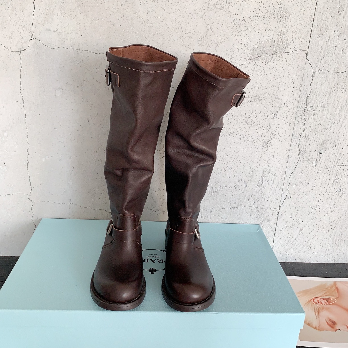 NO:560851,Prad*2025 new autumn and winter retro versatile boots, supernatural stacking feeling, a very practical boot, running through the three seasons of spring, autumn and winter, simple and elegant, full of relaxation, resin ointment calfskin fabric, water-dyed cowhide lining, Italian imported genuine leather injection molding combination outsole, code number 35-39# (40# custom-made, non-refundable), boots, prada, boots, cowhide19860909Prad*2025秋冬新款复古百搭堆堆靴,超自然的叠堆感,实穿性很强的一款靴子,贯穿春秋冬三季,简约大气,松弛感满满对版树脂油膏小牛皮面料,水染牛皮内里,意大利进口真皮注塑组合大底,码数35-39#（40#订做不退换）,靴子,prada,boots,cowhide,Women's Shoes