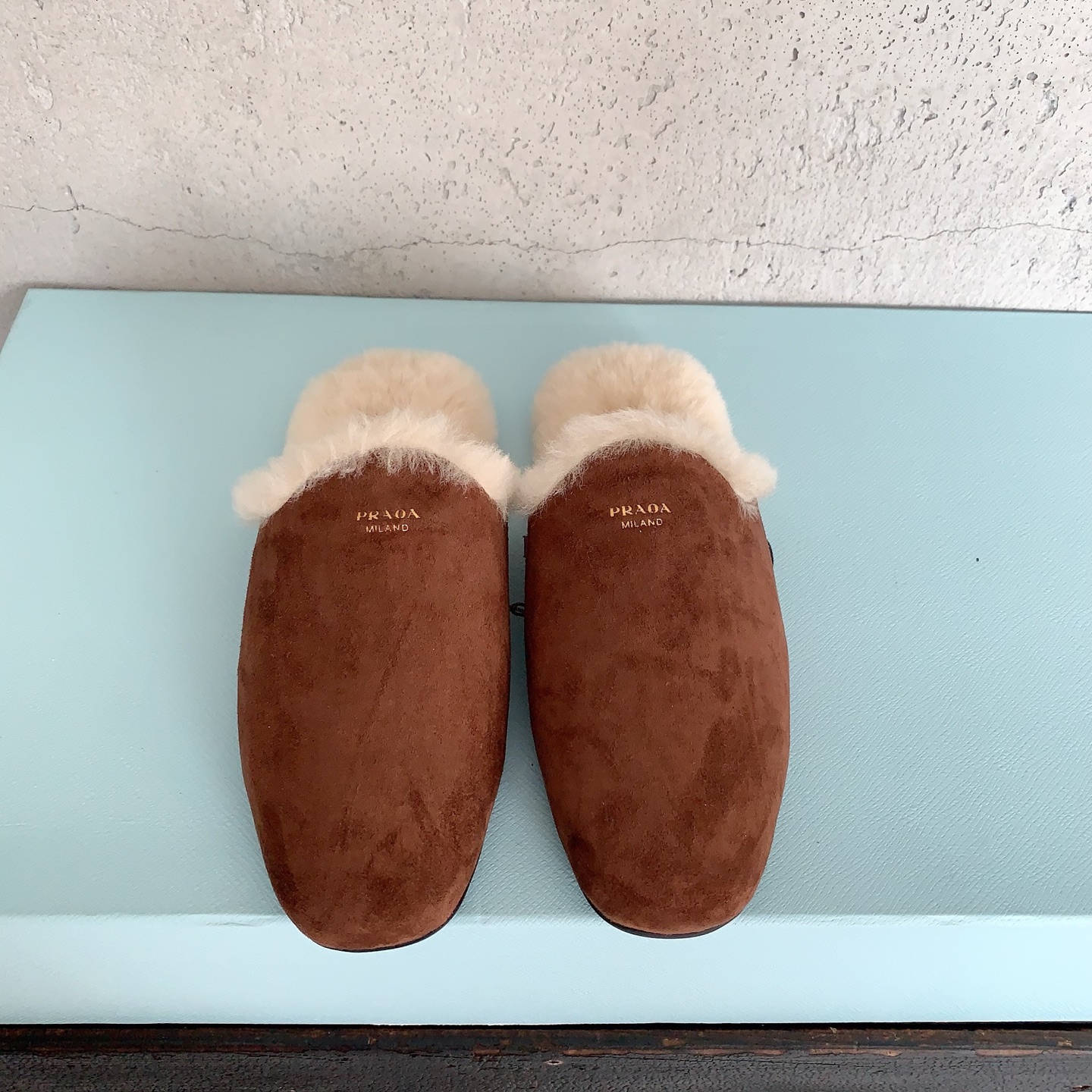 NO:560815,PRAD*2025 new early autumn furry slippers, fashionable items, be the first to get them, simple and lazy, your concave shape magic weapon is imported fur-integrated wool, which has been treated with multiple special processes to reduce shedding, private molded non-slip rubber outsole, size 35-39# (40# can be customized and non-returnable), semi-slippers, prada, slippers19860909PRAD*2025早秋新款毛毛拖鞋,时髦单品 抢先必入,简约慵懒,你的凹造型法宝甄选进口皮毛一体羊毛,经多次特殊工艺处理 ,减少掉毛情况,私模防滑橡胶大底,码数35-39#（40#可订做不退换）,半拖毛毛鞋,prada,slippers,Women's Shoes