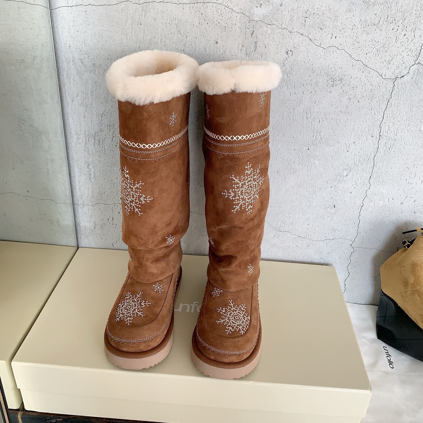 NO:616071,unfolio 2025 autumn and winter retro snowflake snow boots, snow boots that are heart-warming at first sight, snowflakes are falling in winter letters, snowflakes are letters, and tassels are rhyme, it is unfolio's gentle whisper to winter. High mercerized cow suede fabric, wool lining, private molded high-density foam outsole, code number 35-39# (40# can be customized and non-returnable), boots, boots19860909unfolio 2025秋冬复古雪花雪地靴,一眼心动的雪地靴,冬日来信雪花飘落,雪花为信,流苏为韵,是unfolio写给冬日的温柔絮语对版高丝光牛反绒面料,羊毛内里,私模高密度发泡大底,码数35-39#（40# 可订做不退换）,靴子,boots,Women's Shoes