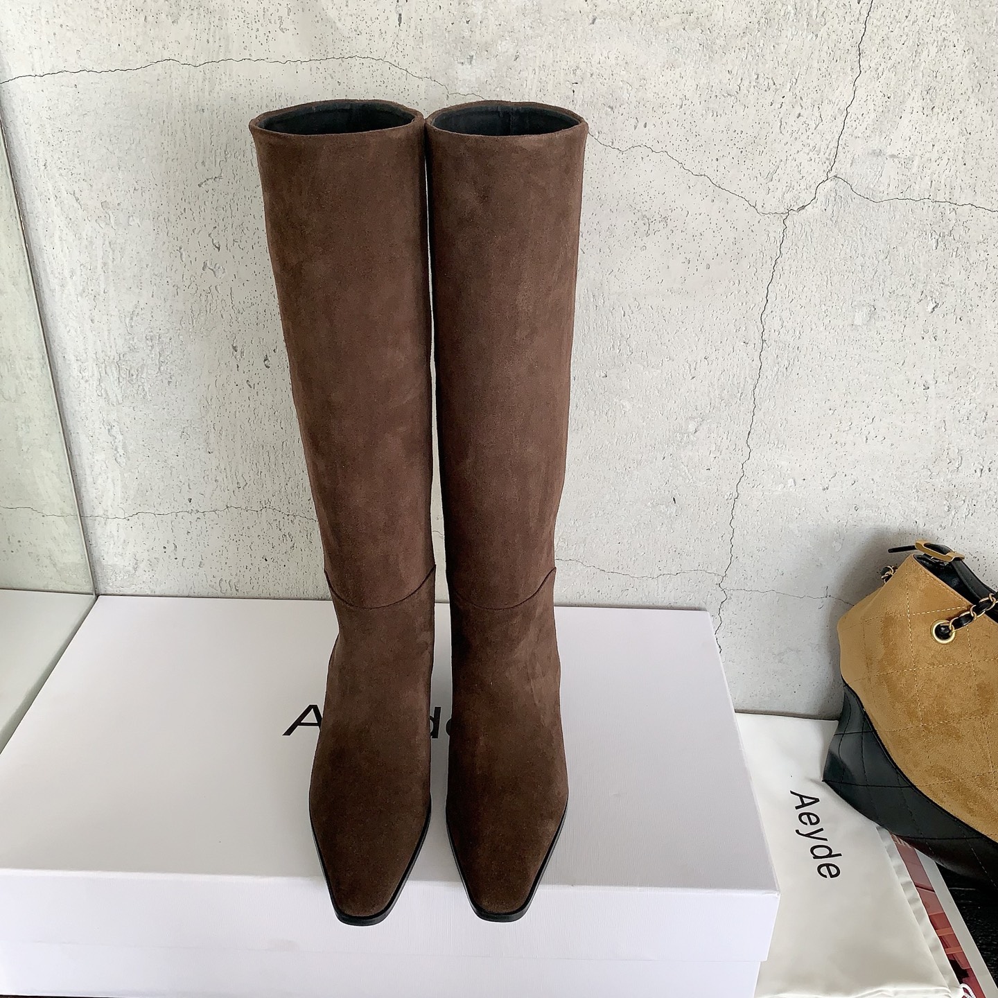 NO:616051,aeyde new autumn and winter square-headed knight boots, Italian treasure niche brand, who can refuse Aeyde western retro knight boots, comfortable and versatile and long legs, close your eyes and you can enter the matching version of high mercerized sheepskin/cow leather fabric, sheepskin lining, Italian imported genuine leather outsole, size 35-39# (40# custom-made, non-returnable), boots, aeyde, boots, cowhide, sheepskin, sheep, Leather soles19860909aeyde 秋冬新款方头骑士靴,意大利宝藏 小众品牌,谁能拒绝Aeyde西部复古骑士靴,舒适百搭还显腿长,闭眼可入对版高丝光羊京/牛皮面料,羊皮内里,意大利进口真皮大底,码数35-39#（40#订做不退换）,靴子,aeyde,boots,cowhide,sheepskin,sheep,Leather soles,Women's Shoes