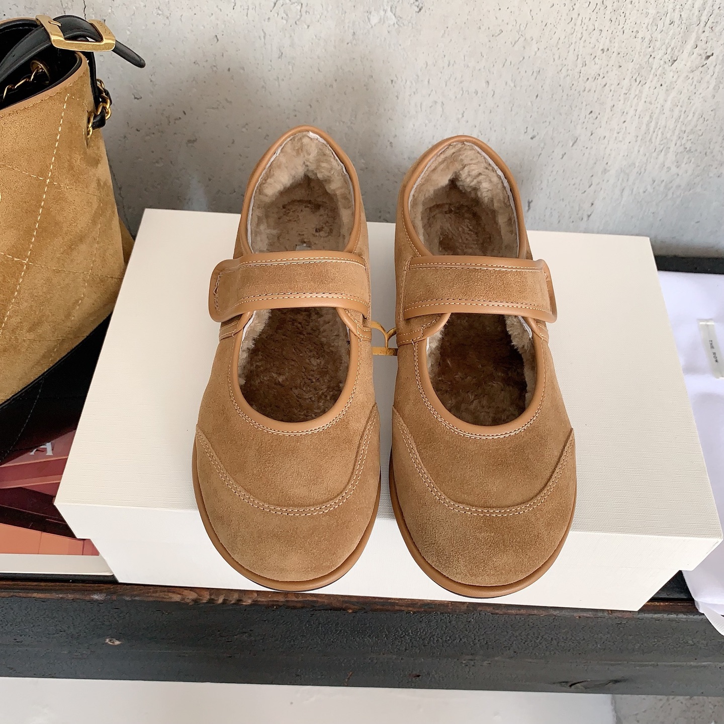 NO:616060,The row 2025 new wool Mary Jane small leather shoes, you can always trust the row, minimalism and retro are their synonyms, simple as always, with a sense of design, simple and smooth lines, full of details, high mercerized Yangjing fabric, wool lining, private molded non-slip rubber outsole, size 35-39# (40# custom-made, non-refundable), woolen shoes, mary jane, sheep19860909The row 2025新款羊毛玛丽珍小皮鞋,你可以永远相信the row ,极简、复古是他们的代名词,一如既往的简单,有设计感,线条简洁流畅,细节满满对版高丝光羊京面料,羊毛内里,私模防滑橡胶大底,尺码35-39#（40#订做不退换）,毛毛鞋,mary jane,sheep,Women's Shoes