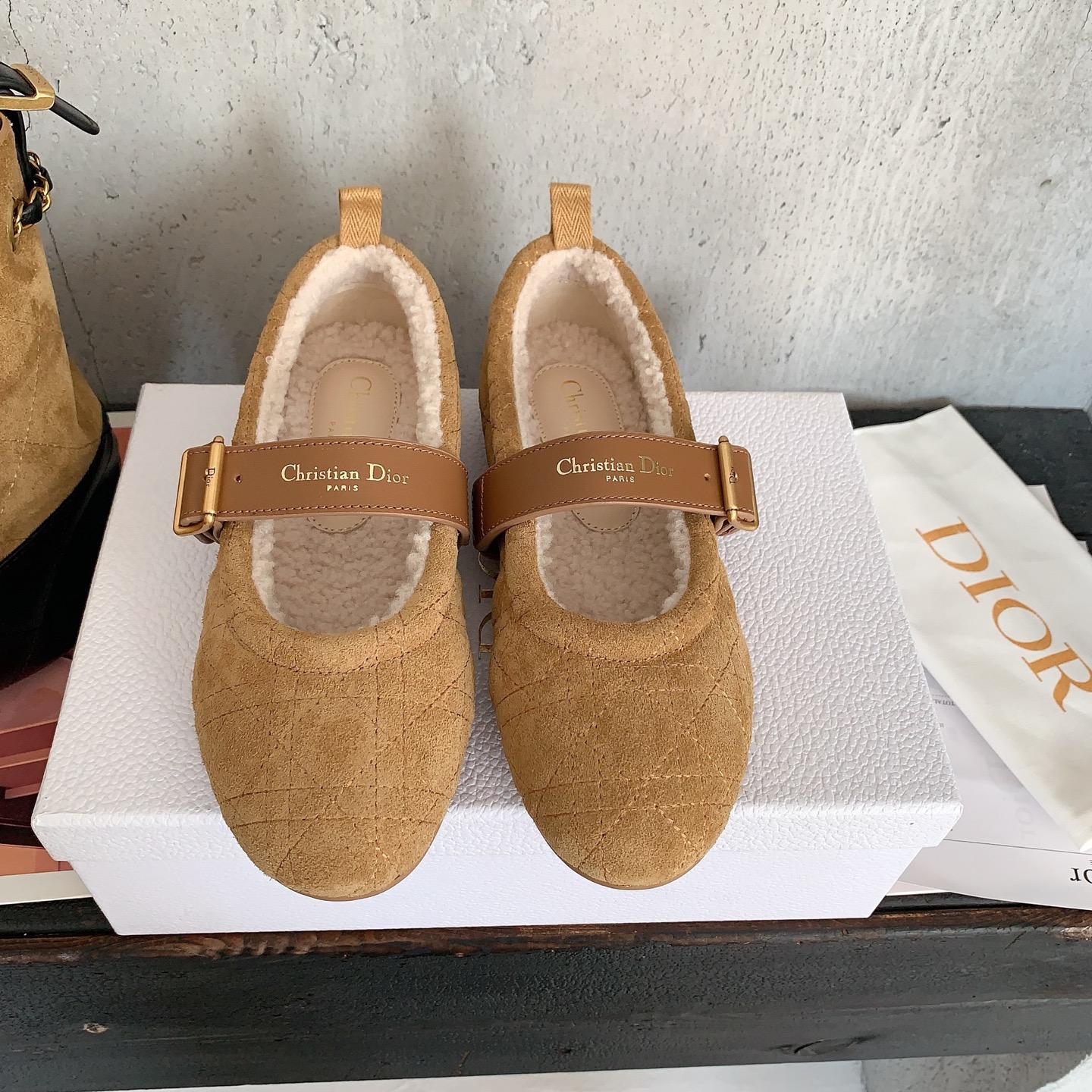 NO:616063,Dio* new autumn and winter lambswool ballet shoes, milky ballet shoes, romantic and charming, comfortable and versatile, matching high mercerized sheepskin fabric, wool lining, private molded rubber non-slip outsole, code number 35-39# (40# custom-made, non-returnable), furry shoes, dior, sheep19860909Dio*秋冬新款羊羔毛芭蕾舞鞋,奶乎乎的芭蕾鞋,浪漫又迷人,舒适百搭对版高丝光羊京面料,羊毛内里,私模橡胶防滑大底,码数35-39#（40#订做不退换）,毛毛鞋,dior,sheep,Women's Shoes