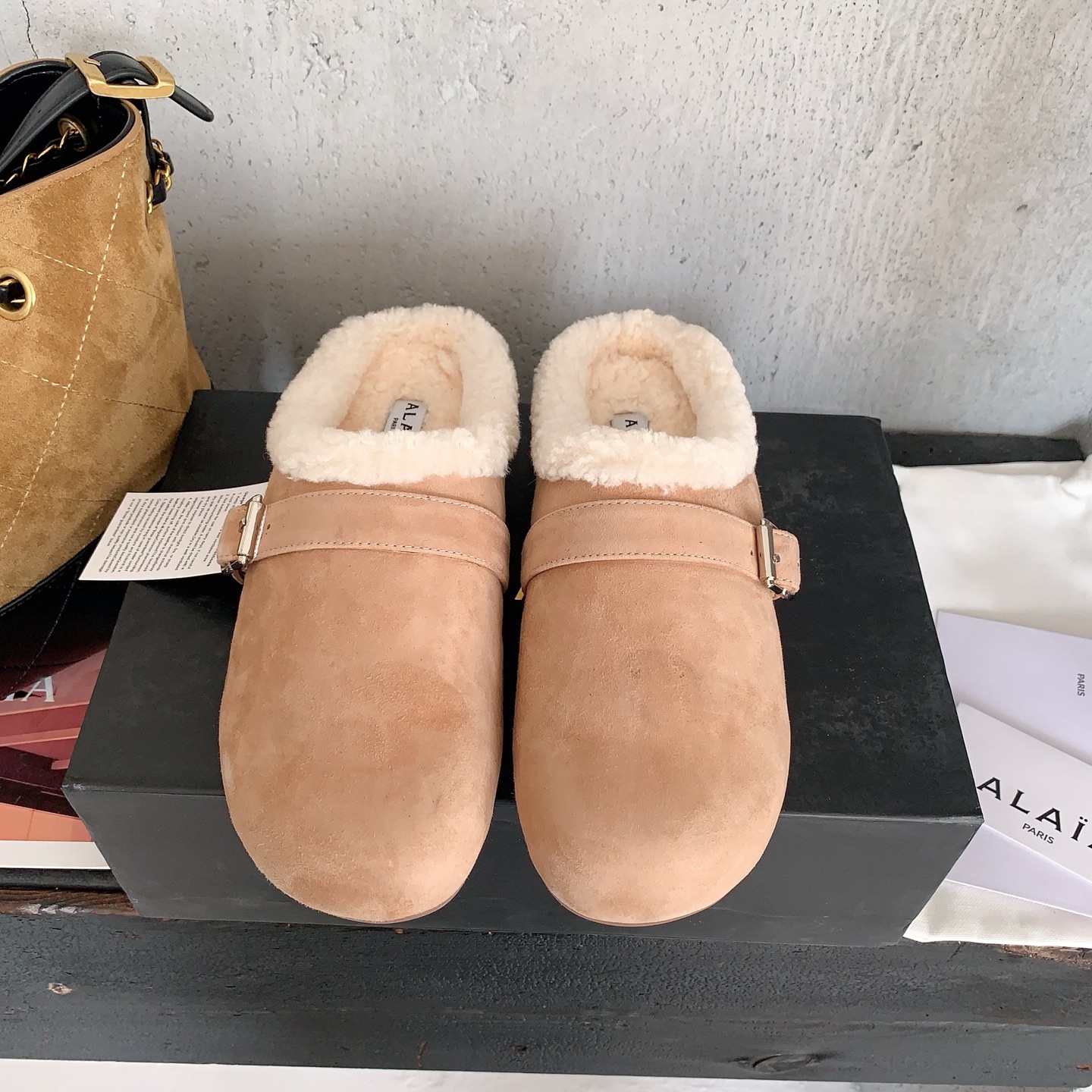 NO:616057,Alaia new autumn and winter lamb wool slippers, milky slippers, romantic and charming, comfortable and versatile, matching high mercerized shearling fabric, wool lining, private molded rubber non-slip outsole, size 35-39# (40# custom-made, non-returnable), half-slip woolen shoes, alaia, slippers, sheep19860909Alaia秋冬新款羊羔毛芭拖鞋,奶乎乎的拖鞋,浪漫又迷人,舒适百搭对版高丝光羊京面料,羊毛内里,私模橡胶防滑大底,码数35-39#（40#订做不退换）,半拖毛毛鞋,alaia,slippers,sheep,Women's Shoes