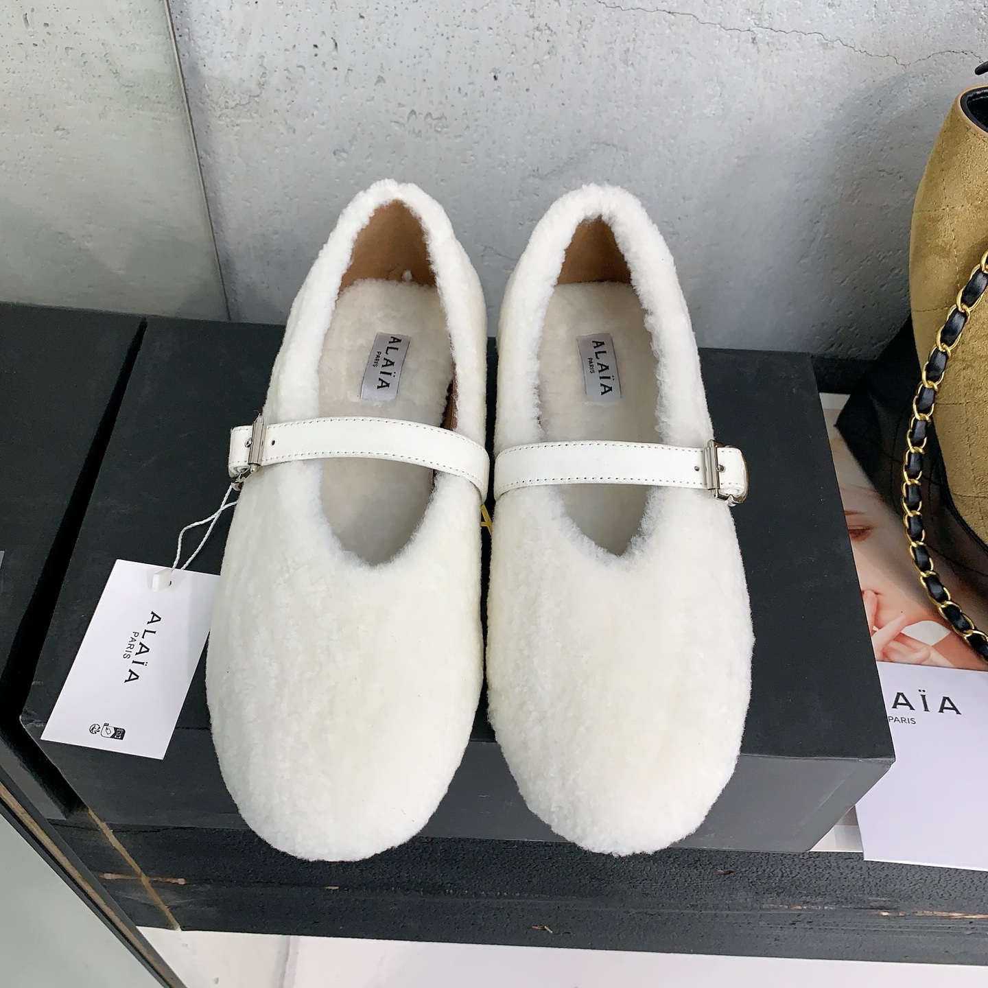 NO:647874,Alaia new autumn and winter lamb wool Mary Jane, milky Mary Jane, romantic and charming, comfortable and versatile lamb wool fabric, sheepskin lining, private molded rubber non-slip outsole, code number 35-39# (40# custom-made, non-returnable), woolen shoes, alaia, mary jane, sheepskin19860909Alaia秋冬新款羊羔毛玛丽珍,奶乎乎的玛丽珍,浪漫又迷人,舒适百搭对版羊羔毛面料,羊皮内里,私模橡胶防滑大底,码数35-39#（40#订做不退换）,毛毛鞋,alaia,mary jane,sheepskin,Women's Shoes