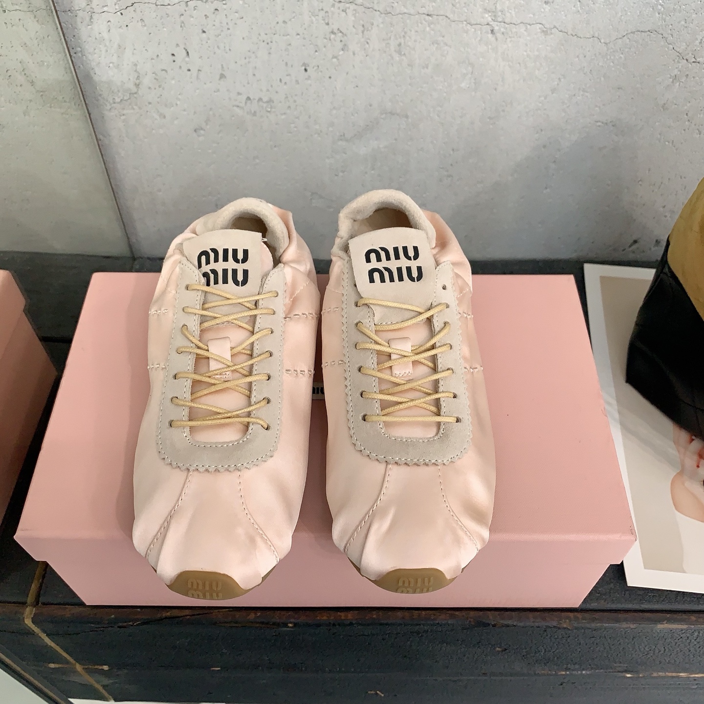 NO:647877,miu mi*2026 new retro moral training shoes can be matched with minimalist retro literary styles. They are also great with all kinds of socks. They are lightweight and make walking easier and more enjoyable. They are made of silk cloth, high mercerized light sheepskin fabric, sheepskin lining, sizes 35-39# (custom-made 40# is non-returnable), ballet shoes, miumiu, sheepskin, real silk, sheep, socks19860909miu mi*2026新款复古德训鞋极简复古文艺的风格都能搭,搭各式的袜子也很赞轻巧,行走更轻松愉悦,对版真丝布高丝光羊京面料, 羊皮内里,尺码35-39#（40#订做不退换）,芭蕾舞鞋,miumiu,sheepskin,real silk,sheep,socks,Women's Shoes