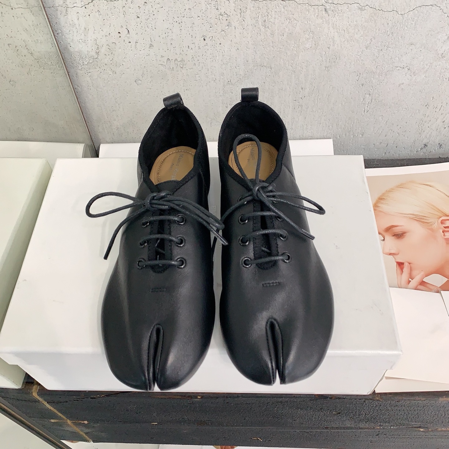 NO:647870,Maison Margiel*’s most popular 2026 new tabi loafers, they are so beautiful, the texture is invincible, the high-end and atmosphere are perfect, allowing you to easily become an exquisite Margiel girl. Matching sheepskin/knife-cut leather fabric, sheepskin lining, Italian imported genuine leather outsole, code number 35-39# (40# custom-made, non-returnable) Sheepskin knife-cut leather, split-toe shoes, masion  margiela,loafers,sheepskin,leather soles19860909Maison Margiel*王炸爆款2026新款tabi乐福鞋,绝了太好看了,质感无敌,高级和氛围感拿捏到极致,让你轻松做个精致的马吉拉女孩对版羊皮/刀割皮面料,羊皮内里,意大利进口真皮大底,码数35-39#（40#订做不退换） 羊皮 刀割皮,分趾鞋,masion margiela,loafers,sheepskin,Leather soles,Women's Shoes