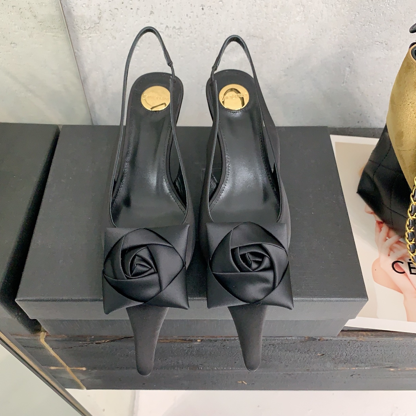 NO:647862,*Beautiful high-heeled shoes, Fengshen, beautiful YSL fashion shoes, elegance to the extreme, cool and sassy, ​​only YSL understands women's hearts best, beauty is enough. Matching silk fabric, sheepskin lining, genuine leather outsole imported from Italy, size 35-39 # (40# can be customized and non-refundable), sandals, saint laurent, sandals, high heels, sheepskin, real silk, Leather soles19860909*绝美高跟鞋,封神、绝美的YSL时装鞋,把优雅做到极致,又酷又飒,唯有YSL最懂女人心,美就完事了对版真丝布面料,羊皮内里,意大利进口真皮大底,尺码35-39 #（40#可订做不退换),凉鞋,saint laurent,sandals,high heels,sheepskin,real silk,Leather soles,Women's Shoes