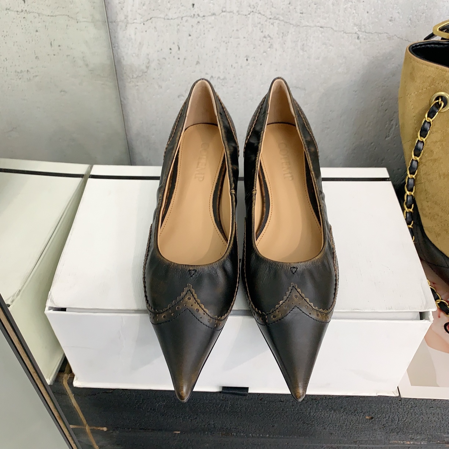 NO:647854,Cotemp 2025 new beautiful pointed-toed leather shoes. Who doesn’t own a pair of coetmp’s beautiful pointed-toed shoes?  It looks so good that you can’t refuse it. It is an indispensable fashion item for the shoe cabinet, a must-have for fashionistas. Matched cowhide fabric, sheepskin lining, genuine leather outsole imported from Italy, heel height 2.5cm / flat bottom, size 35-39# (40# custom-made, non-refundable), single shoes, cowhide, sheepskin, Leather soles19860909Cotemp 2025新款绝美尖头小皮鞋谁还没拥有一双coetmp好看的尖头鞋？好看到破防,让人完全拒绝不了,鞋柜必不可少的时尚单品,时髦精必备,对版牛皮面料,羊皮内里,意大利进口真皮大底,跟高2.5cm /平底,尺码35-39#（40#订做不退换）,单鞋,cowhide,sheepskin,Leather soles,Women's Shoes