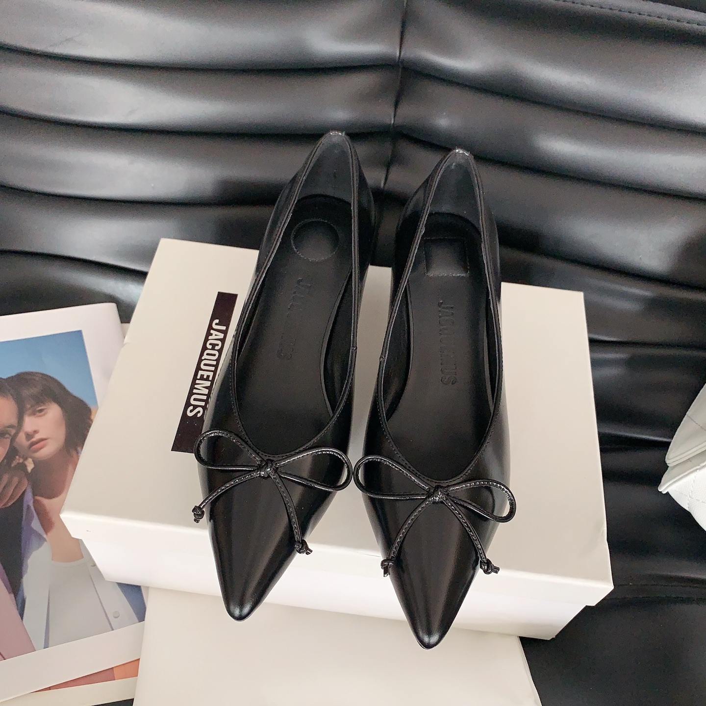 NO:647858,Jacquemus early spring new kitten heel shoes, the popular kitten heel design and anise style collide to create personality, cute, fashionable and good-looking, the bow decoration is very girly, the overall daily wear is very fashionable, double-edged beaded cowhide fabric, sheepskin lining, Italian imported genuine leather outsole, size 35-39# (40# custom-made, non-refundable), high heels, high heels, cowhide, sheepskin, Leather soles19860909Jacquemus 早春新款小猫跟单鞋,流行的小猫跟设计和茴蕾风碰撞则个性,俏皮可爱,时尚好看,蝴蝶结装饰很有少女感,整体日常穿搭非常洋气就对了,对版开边珠牛皮面料,羊皮内里,意大利进口真皮大底,码数35-39#（40#订做不退不换),高跟鞋单鞋,high heels,cowhide,sheepskin,Leather soles,Women's Shoes