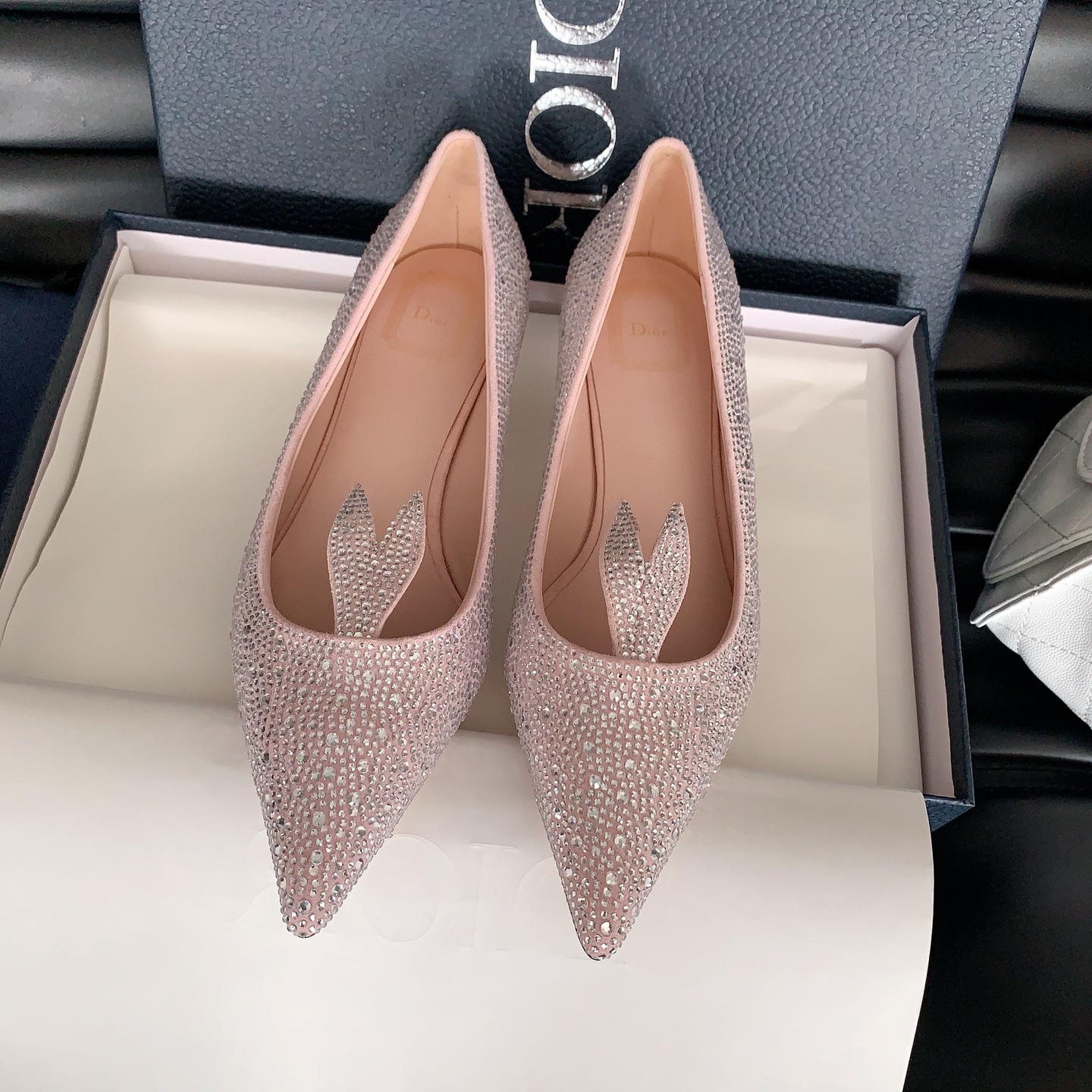 NO:651812,DI*R new crystal shoes, so beautiful, bling bling, sparkling under the light, as if stars have fallen on your toes, every step is full of light, ideal for wedding preparations or banquets, matching Swarovski rhinestone fabric, sheepskin lining, genuine leather outsole imported from Italy, size 35-39# (40# can be customized and non-returnable), high-heeled shoes, swarovski, high heels, sheepskin, sheep, Leather  soles19860909DI*R 新款水晶鞋,美到炸裂,bling bling的,在灯光下闪闪发光,仿佛是星星落入了你的脚尖,每一步都带着光芒,备婚或宴会的理想选择,对版羊京施华洛世奇水钻面料,羊皮内里,意大利进口真皮大底,尺码35-39#（40#可订做不退换）,高跟鞋单鞋,swarovski,high heels,sheepskin,sheep,Leather soles,Women's Shoes