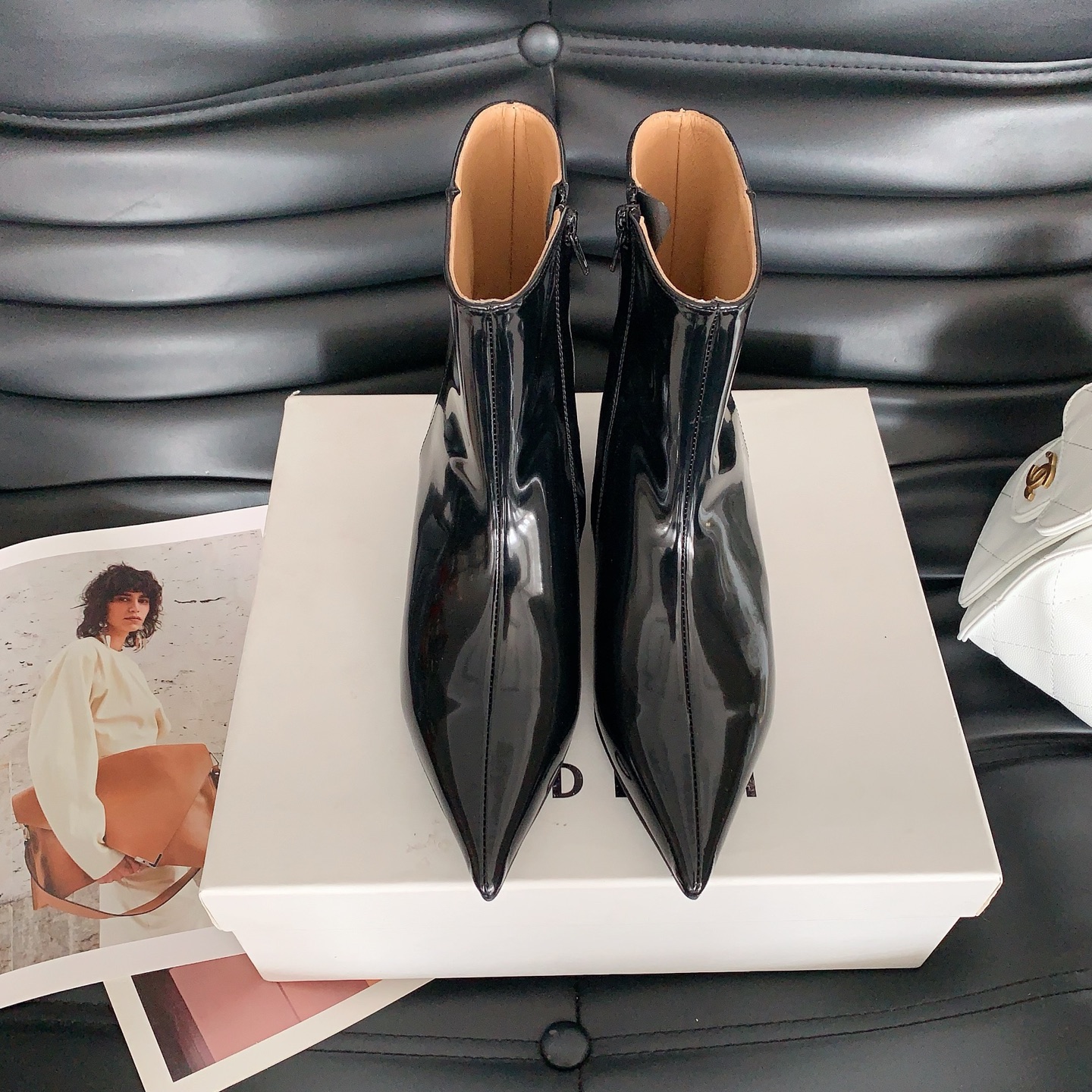 NO:647850,HIDEMI 25 new autumn and winter pointed toe short boots, HIDEMI inner heightening short boots that have been around for thousands of years, five-star recommendation, fashionable and easy to wear, high mercerized sheepskin/calf leather/patent leather cowhide fabric, sheepskin lining, 3cm inner height increase, Italian imported genuine leather outsole, code number: 35-39# (40# custom-made, non-refundable), boots, boots, cowhide, sheepskin, sheep, Leather soles19860909HIDEMI 25秋冬新品尖头短靴,一眼万年的HIDEMI 内增高短靴,五星推荐,时髦又好穿对版高丝光羊京/小牛皮/漆皮牛皮面料,羊皮内里,3cm 内增高,意大利进口真皮大底,码数:35-39#（40#订做不退换）,靴子,boots,cowhide,sheepskin,sheep,Leather soles,Women's Shoes