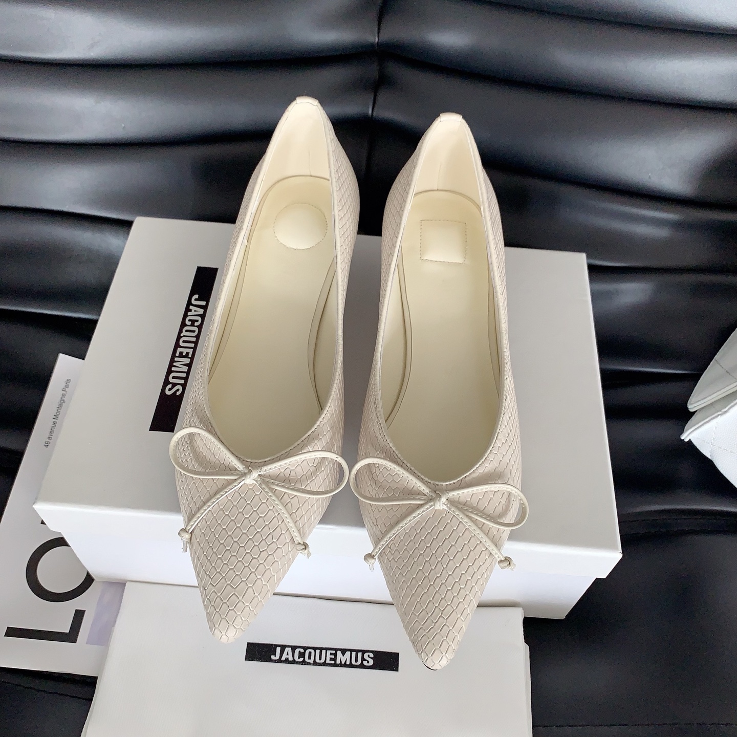 NO:668554,Jacquemus early spring new kitten heel shoes, the popular kitten heel design and anise style collide to create personality, cute, fashionable and good-looking, the bow decoration is very girly, the overall daily wear is very fashionable, double-edged beaded cowhide fabric, sheepskin lining, Italian imported genuine leather outsole, size 35-39# (40# custom-made, non-refundable), high heels, high heels, cowhide, sheepskin, Leather soles19860909Jacquemus 早春新款小猫跟单鞋,流行的小猫跟设计和茴蕾风碰撞则个性,俏皮可爱,时尚好看,蝴蝶结装饰很有少女感,整体日常穿搭非常洋气就对了,对版开边珠牛皮面料,羊皮内里,意大利进口真皮大底,码数35-39#（40#订做不退不换),高跟鞋单鞋,high heels,cowhide,sheepskin,Leather soles,Women's Shoes
