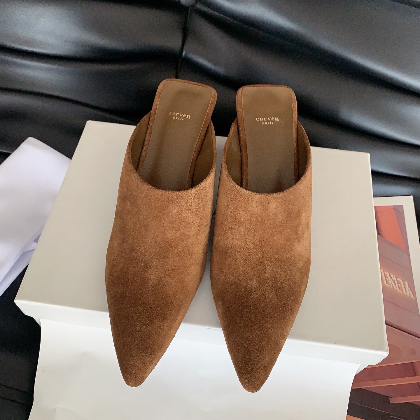 NO:668545,carven2026 new early spring Mule slippers, French style relaxation, easy to create a sense of luxury, comfortable and fashionable essential items, matching high mercerized sheepskin fabric, sheepskin lining, imported Italian leather outsole, size 35-39# (40# can be customized and non-returnable), half drag, sheepskin, sheep, Leather soles19860909carven2026早春新款穆勒拖,法式松弛感,轻松搭出高级感,舒适度也满分时髦精必备单品,对版高丝光羊京面料,羊皮内里,意大利进口真皮大底,码数35-39#（40#可订做不退换）,半拖,sheepskin,sheep,Leather soles,Women's Shoes