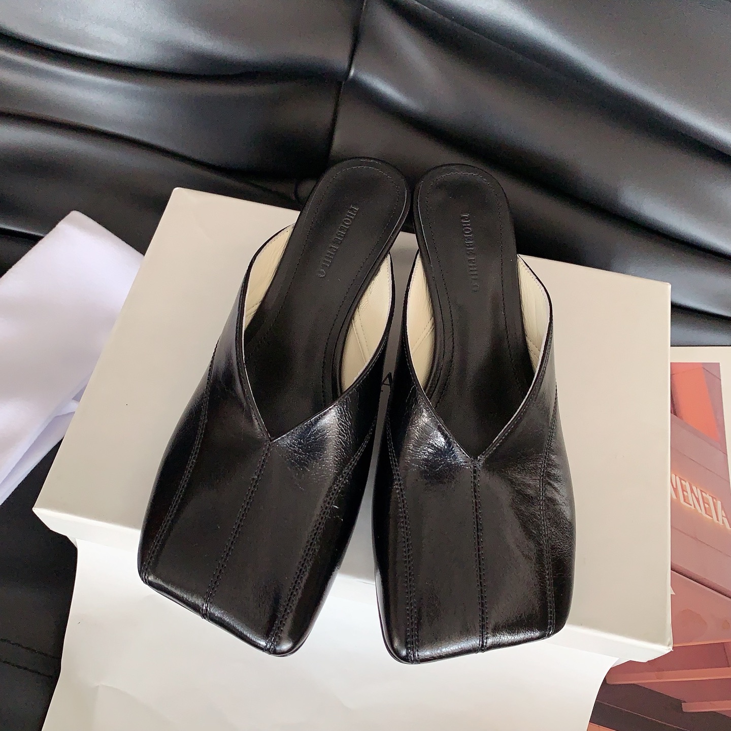 NO:668547,PHOEBE PHILO2026 early spring new square toe Mule drag, simple lines and low-key colors, simple and tough female style, fashionable and commuting, oiled wax leather cowhide fabric, sheepskin lining, Italian imported genuine leather outsole, code number 35-39# (40# custom-made, non-refundable), half drag, cowhide, sheepskin, Leather soles19860909PHOEBE PHILO2026早春新款方头穆勒拖,简单的线条和低调的色彩,简约硬朗大女主风,时尚通勤两不误对版油蜡皮牛皮面料,羊皮内里,意大利进口真皮大底,码数35-39#（40#订做不退换）,半拖,cowhide,sheepskin,Leather soles,Women's Shoes