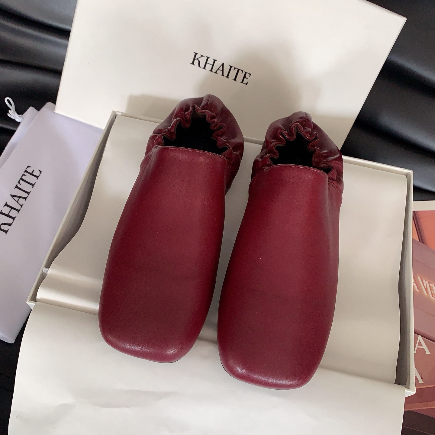 NO:668542,Khaite 6 early spring new ballet shoes are shared. The most beautiful ballet shoes this season, with a high-end fashion sense and super texture. Wear them to become a unique khaite girl. Matched sheepskin fabric, sheepskin lining, genuine leather sole imported from Italy, code number 35-39# (40# custom-made, non-refundable), leather shoes, sheepskin19860909Khaite 6早春新款芭蕾舞鞋美鞋分享,本季最仙的芭蕾鞋,自带高级时髦感,质感超强穿上它做独具一格的khaite女孩,对版羊皮面料,羊皮内里,意大利进口真皮底,码数35-39#（40#订做不退换）,皮鞋,sheepskin,Women's Shoes