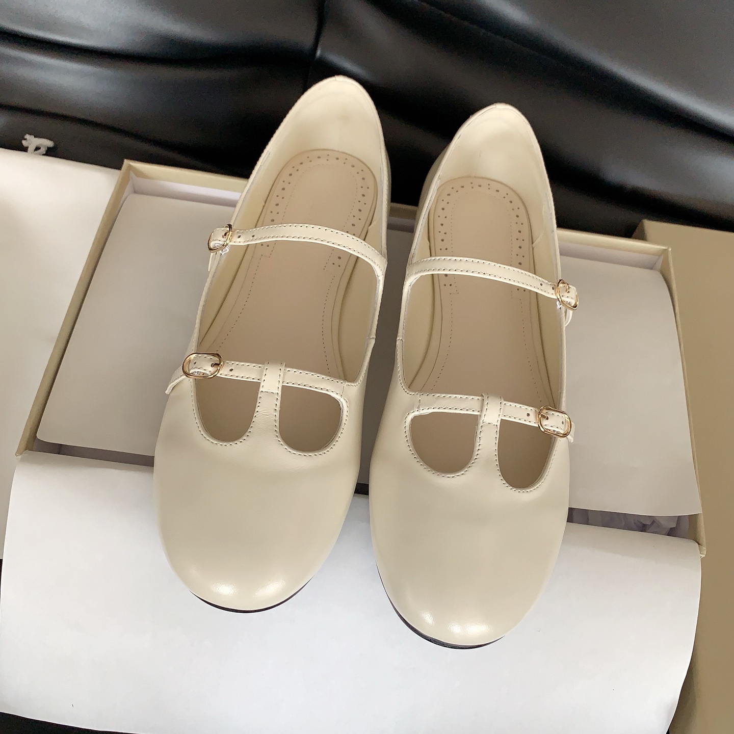 NO:668540,unfolio 26 early spring new hot style Mary Jane has her own fairy temperament, unlocking the cute and retro wearing atmosphere. Matched patent leather cowhide fabric, sheepskin lining, injection molded outsole imported from Italy, size 35-39# (40# custom-made, non-returnable), ballet shoes, mary jane, cowhide, sheepskin19860909unfolio 26早春新款爆款玛丽珍自带仙女气质,解锁可爱&复古穿搭氛围对版漆皮牛皮面料,羊皮内里,意大利进口注塑大底,码数35-39#（40#订做不退换）,芭蕾舞鞋,mary jane,cowhide,sheepskin,Women's Shoes