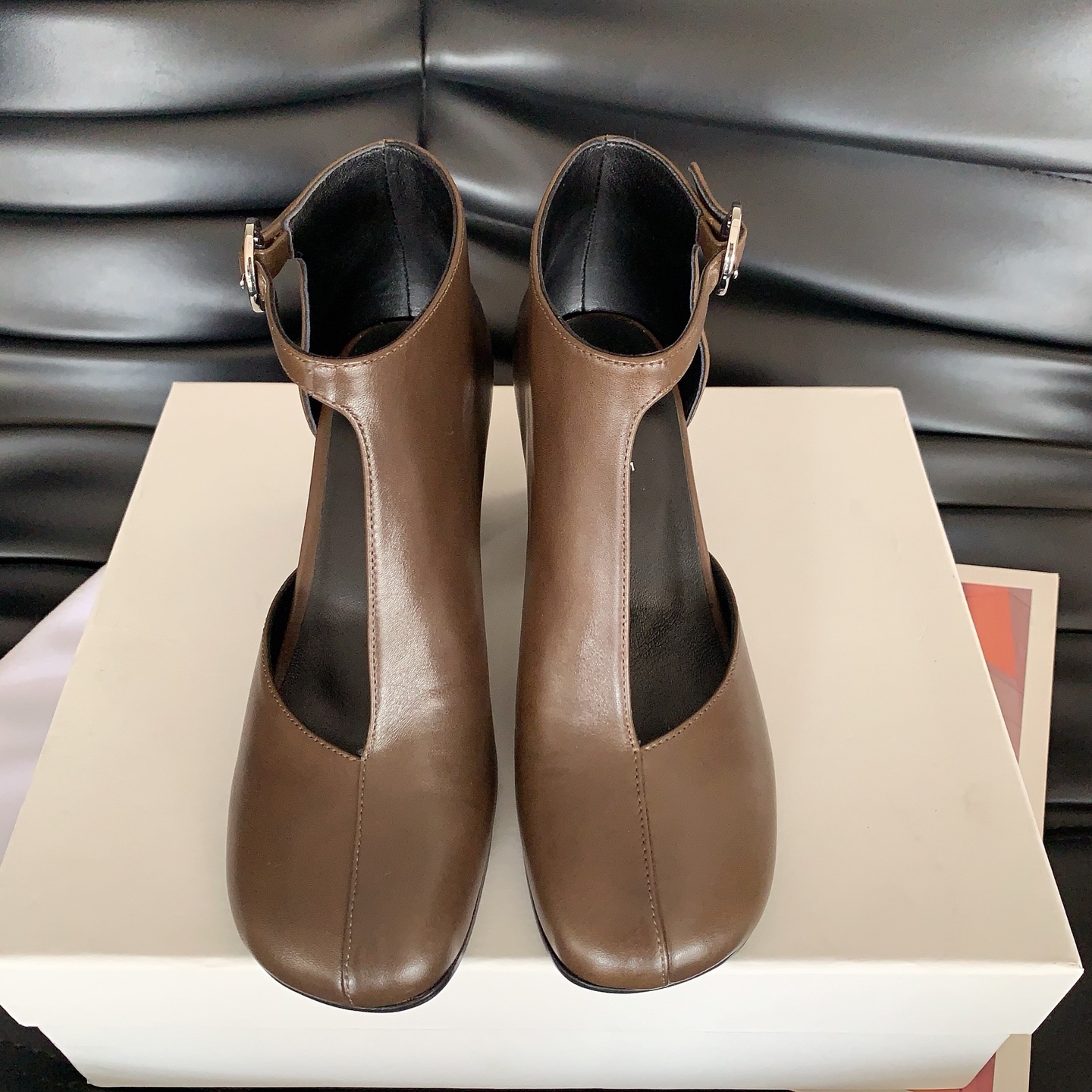 NO:668538,LEMAIRE2026 new early spring sandals, French style lazy, simple yet stylish, strap design, a fusion of casualness and sophistication, so beautiful. Matching sheepskin fabric, sheepskin lining, genuine leather outsole imported from Italy, heel height 8.5cm, size 35-39# (40# custom-made, non-refundable), boots, boots, sheepskin, Leather soles19860909LEMAIRE2026早春新款凉靴,法式慵懒,简约而不失格调,绑带设计,是随性与精致的融合,太美貌了对版羊皮面料,羊皮内里,意大利进口真皮大底,跟高8.5cm,码数35-39#（40#订做不退换）,靴子,boots,sheepskin,Leather soles,Women's Shoes