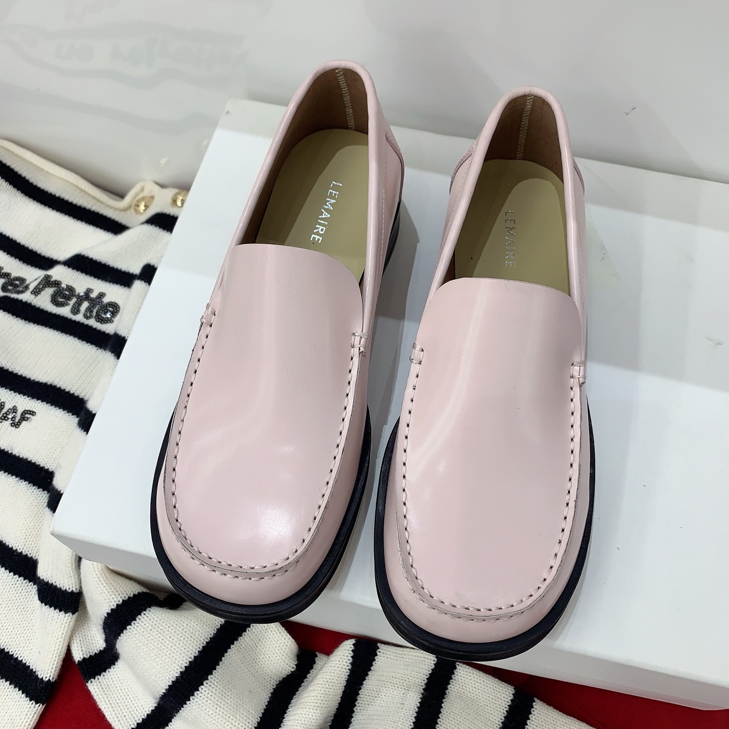 NO:679050,Lemaire's new retro loafers, square toe design, smooth and delicate leather, low-key and exquisite, comfortable and versatile, double-edged beaded cowhide fabric, sheepskin lining, genuine leather outsole imported from Italy, size 35-39# (40# can be customized and non-returnable), loafers, loafers, cowhide, sheepskin, Leather soles19860909Lemaire新款复古乐福鞋,方头设计,光滑细腻的皮质,低调精致,舒适百搭,对版开边珠牛皮面料,羊皮内里,意大利进口真皮大底,码数35-39#（40#可订做不退换）,乐福鞋,loafers,cowhide,sheepskin,Leather soles,Women's Shoes