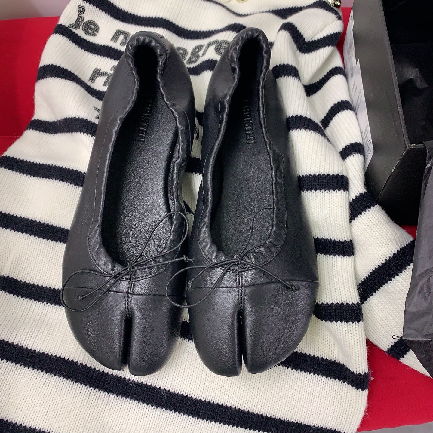 NO:679048,christen2026 early spring new tabi ballet shoes, the latest designer women's shoe brand with the same name, ballet shoes as comfortable as socks, beautiful, minimalist and high-end, matching sheepskin fabric, sheepskin lining, genuine leather outsole imported from Italy, size 35-39# (40# can be customized and non-returnable), ballet shoes, sheepskin, Leather soles, socks19860909christen2026早春新款tabi芭蕾鞋,最新成立的设计师同名女鞋品牌,像袜子一样舒服的芭蕾鞋,漂亮极简又高级,对版羊皮面料,羊皮内里,意大利进口真皮大底,码数35-39#（40#可订做不退换）,芭蕾舞鞋,sheepskin,Leather soles,socks,Women's Shoes